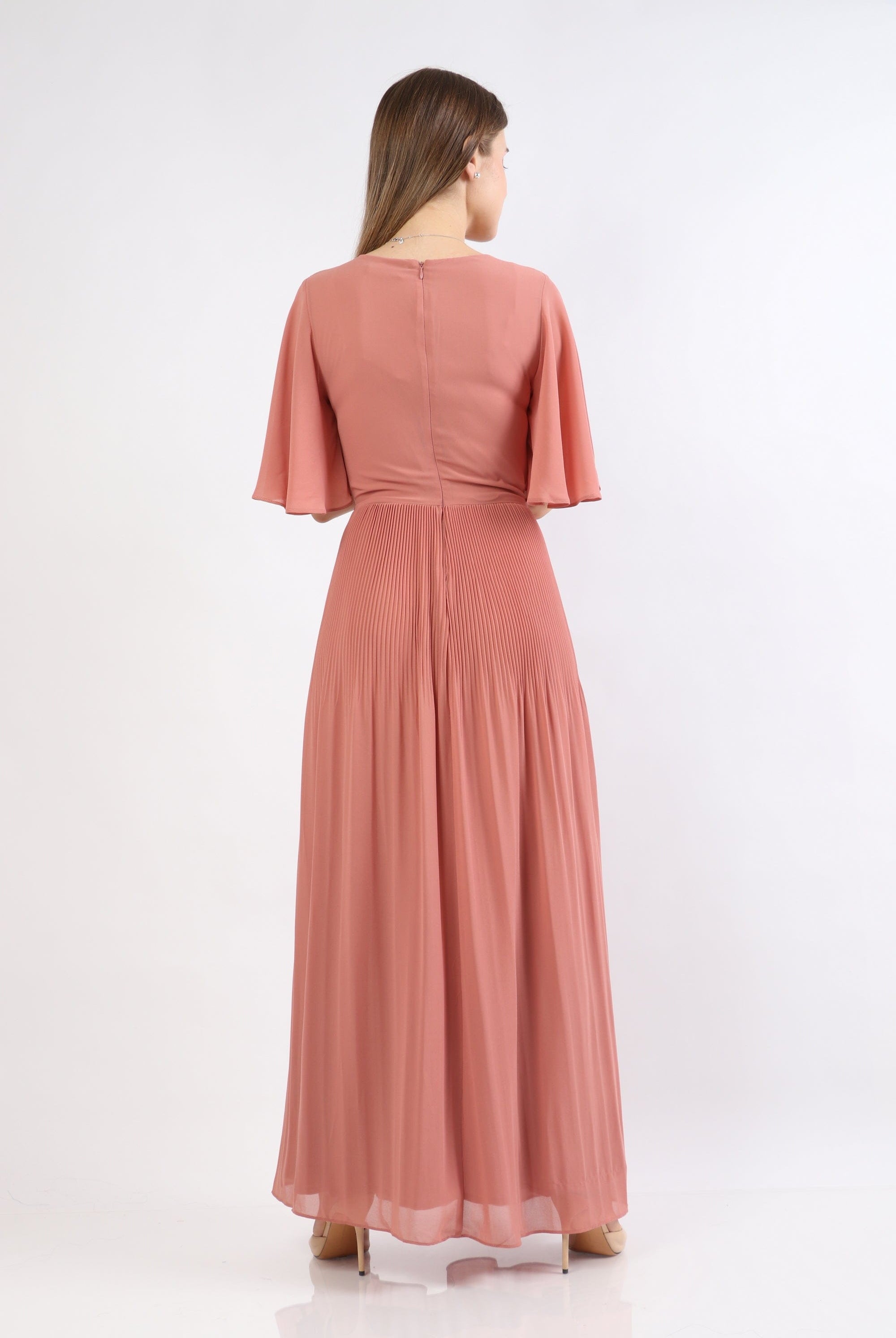 نتشي فستان طويل بيليسيه بكسرات على الصدر كم قصير