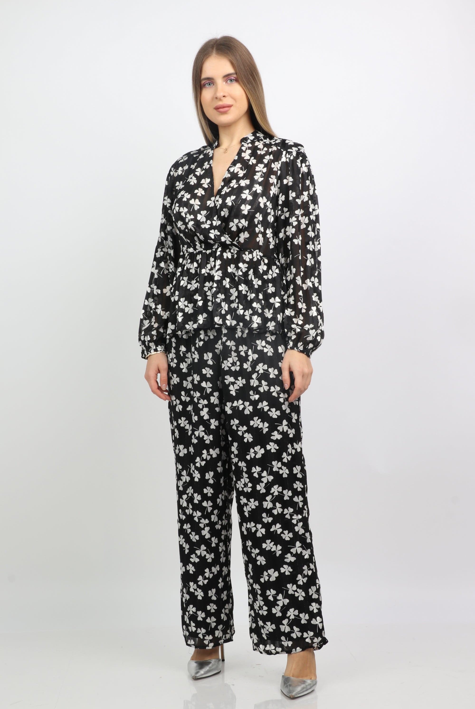 نتشي بلوزة بأكمام طويلة مشجرة بفتحة رقبة سبعة أسود