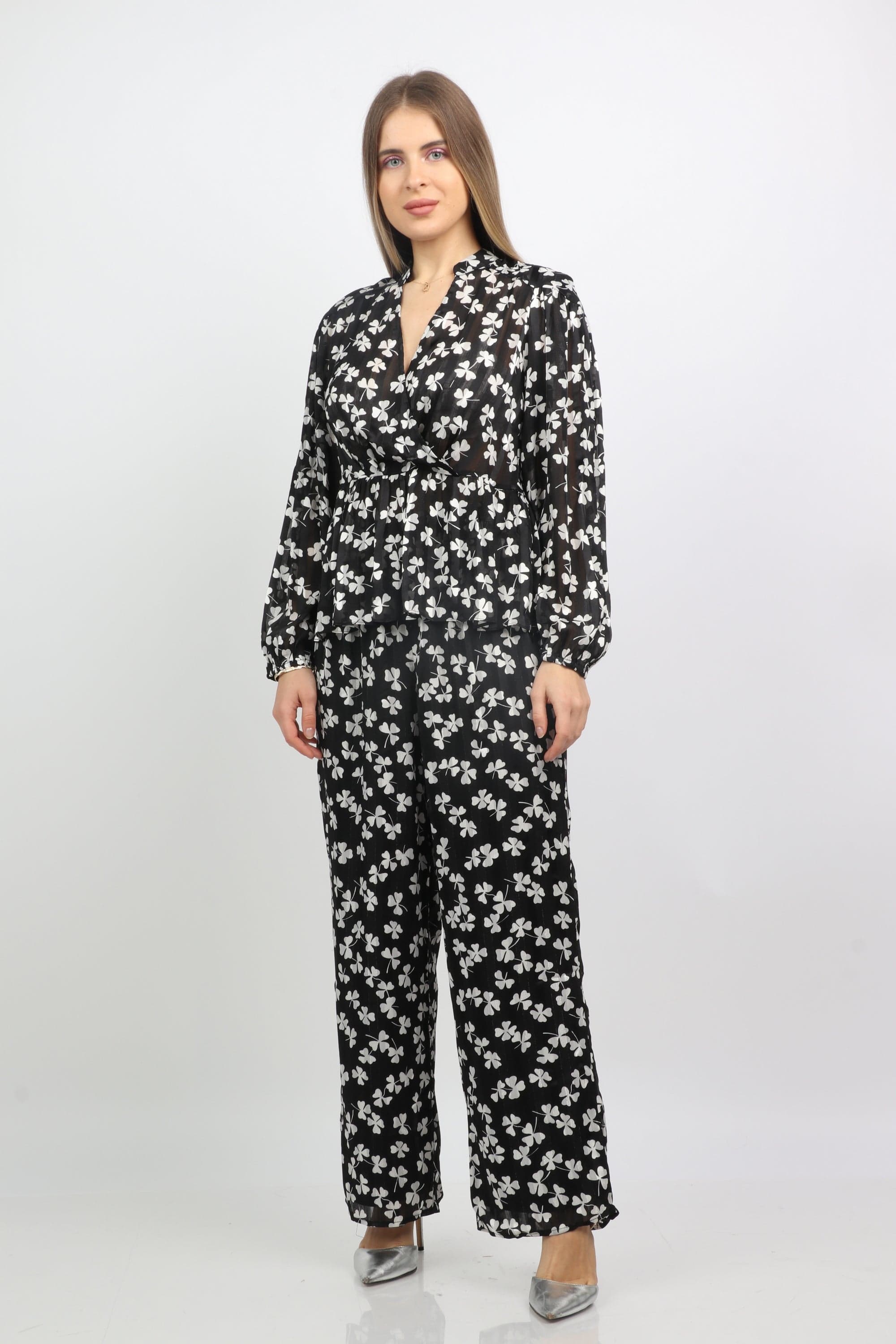 نتشي بلوزة بأكمام طويلة مشجرة بفتحة رقبة سبعة أسود