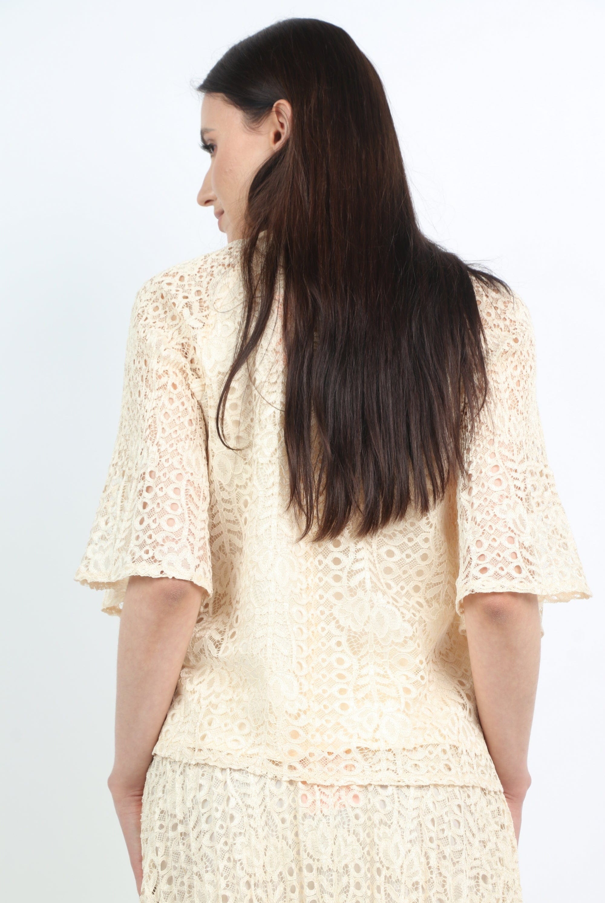 نتشي بلوزة مخرمة أكمام فراشة نسائي