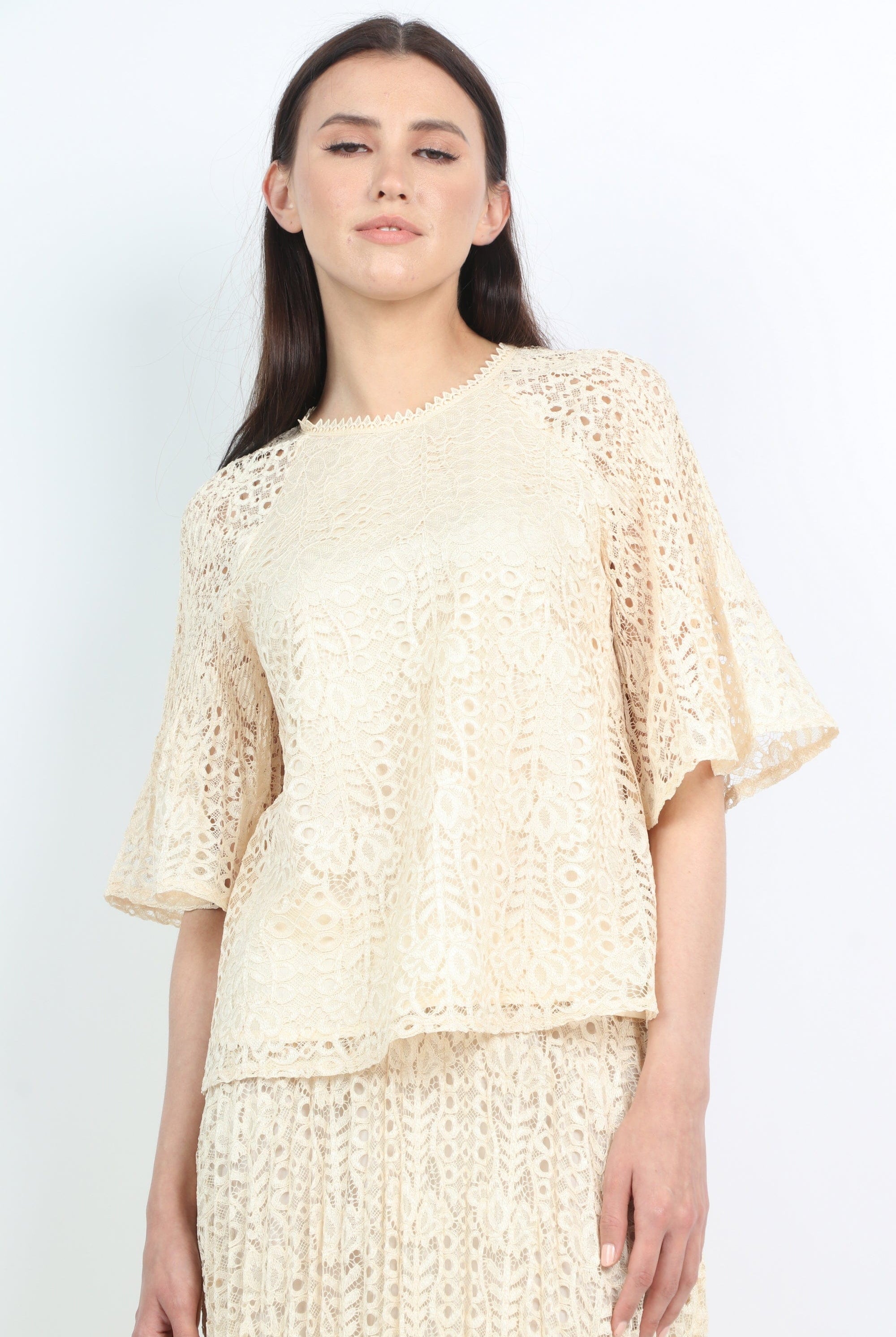 نتشي بلوزة مخرمة أكمام فراشة نسائي