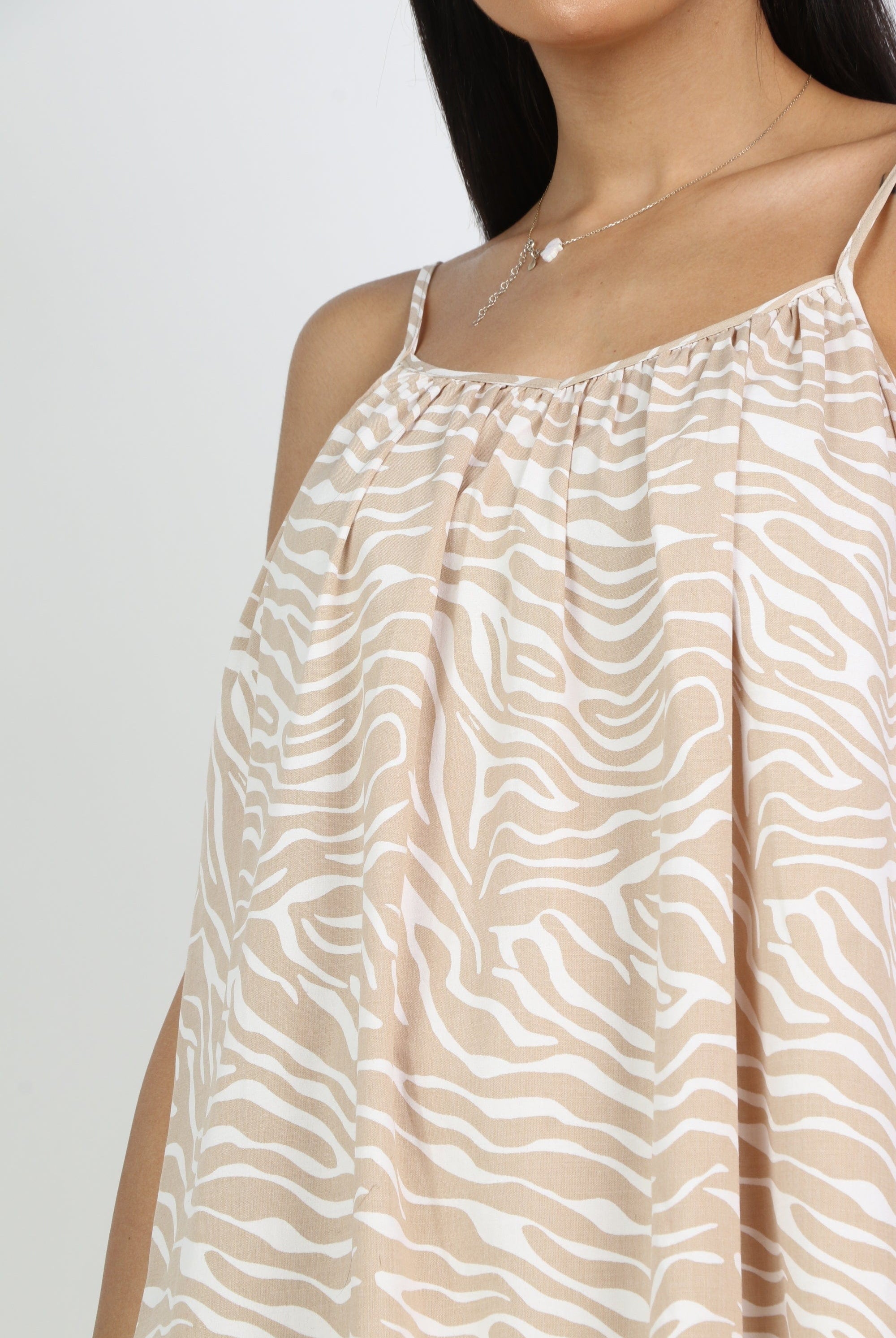 نتشي فستان ميدي بحمالات منقوش بكشكش من الأسفل