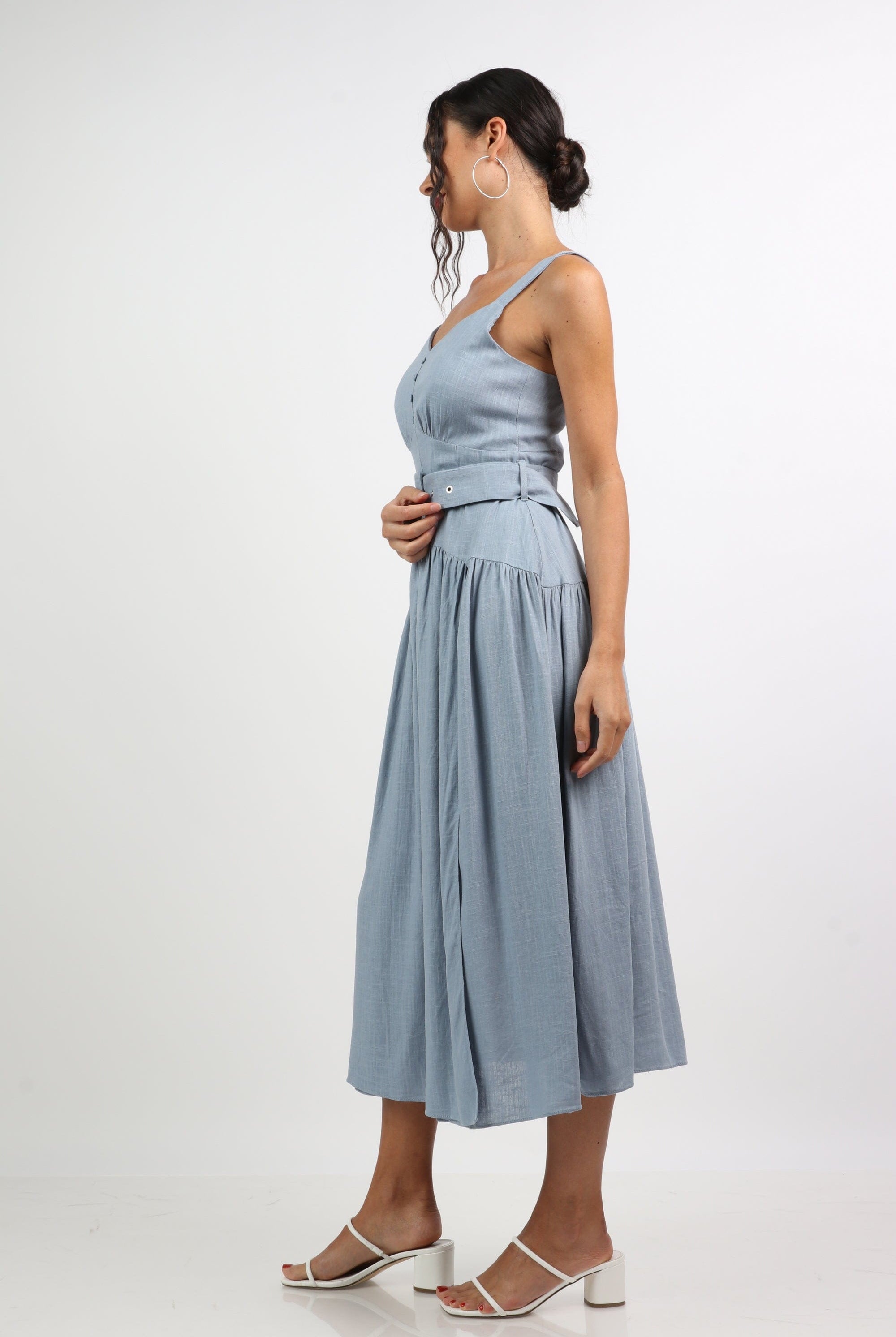 نتشي فستان ميدي بحمالات عريضة سادة مخصر بدون كم