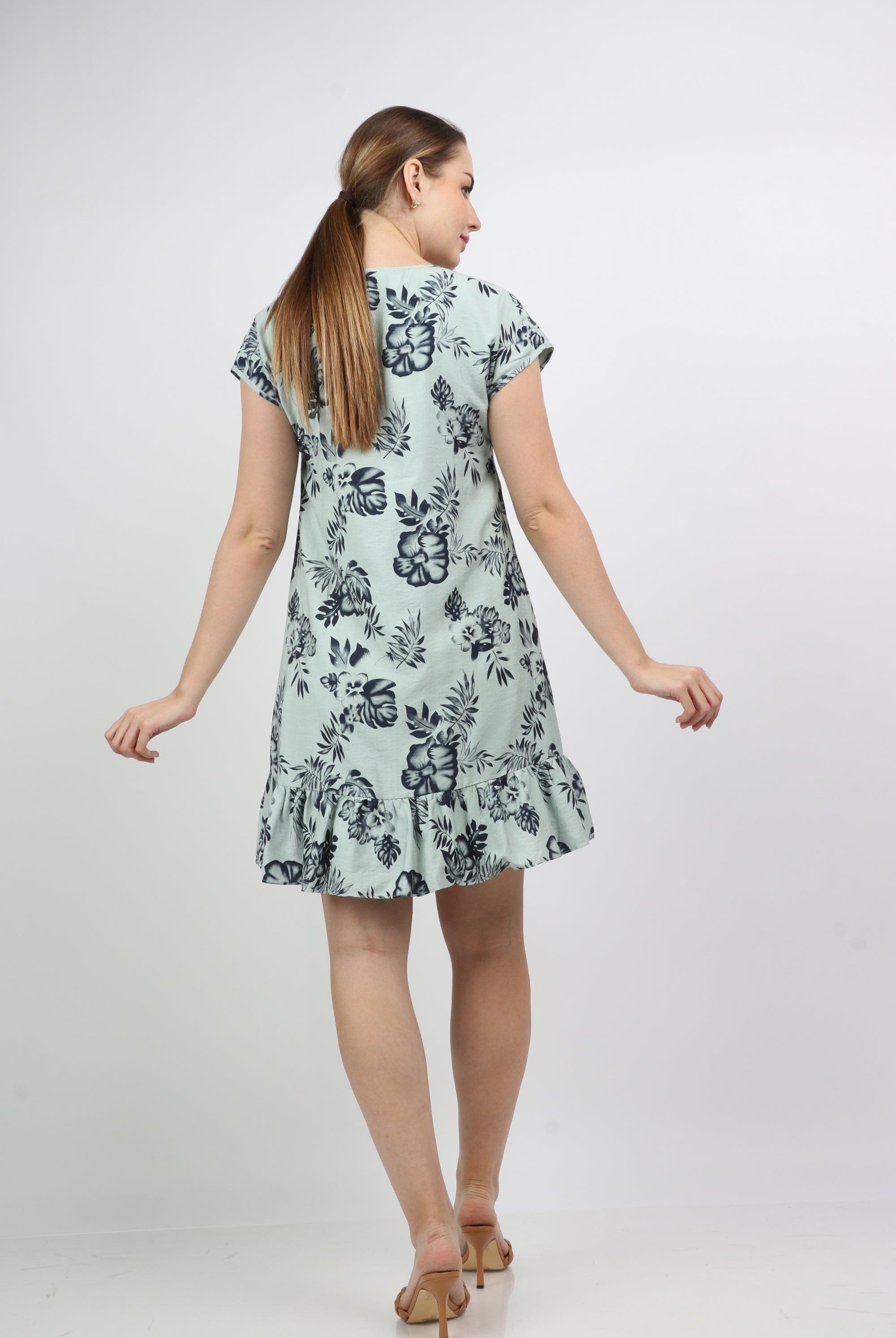 نتشي فستان قصير واسع مشجر بورود بدون كم