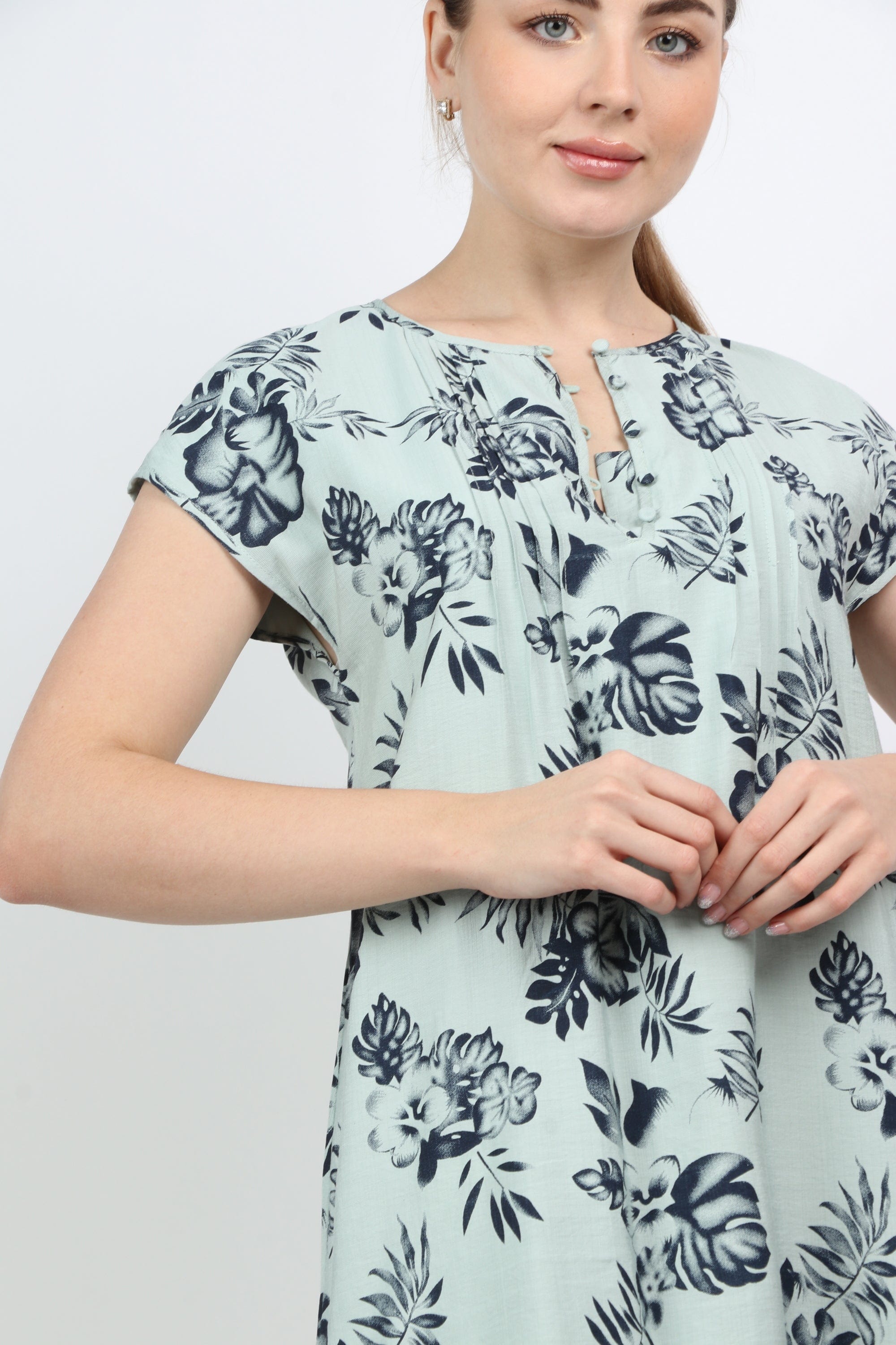 نتشي فستان قصير واسع مشجر بورود بدون كم