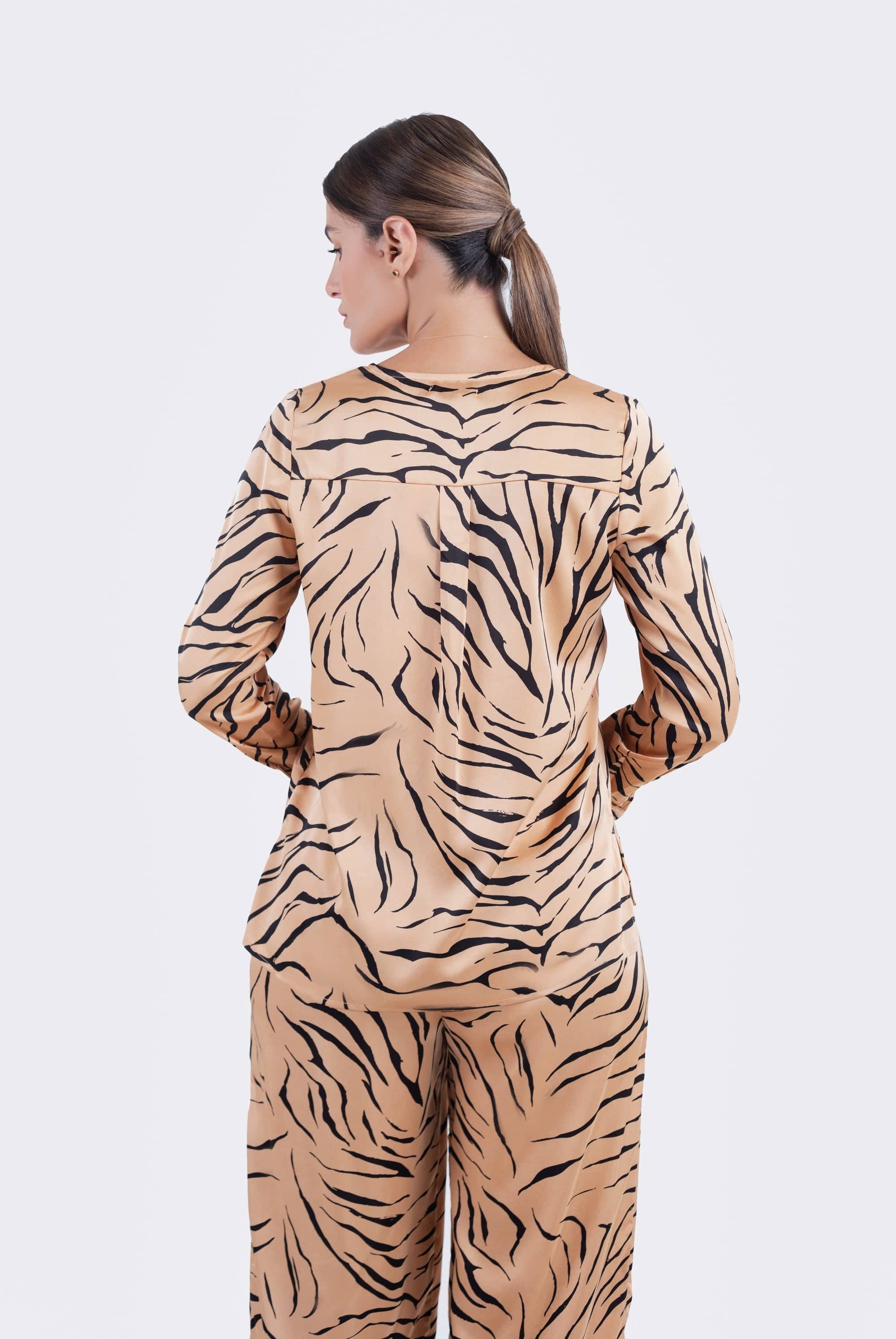 نتشي قميص نقشة زيبرا برقبة سبعة وكم طويل نسائي