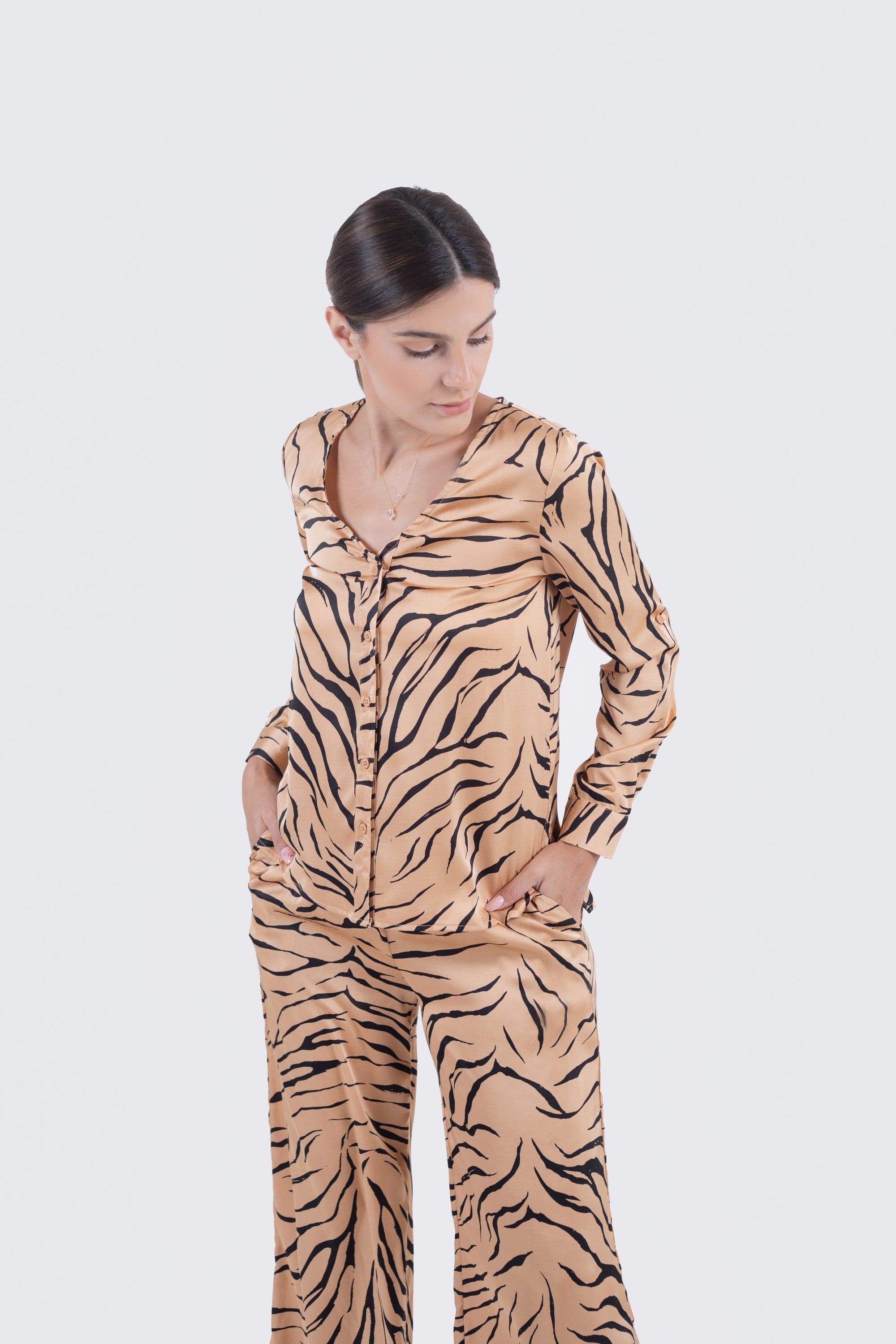 نتشي قميص نقشة زيبرا برقبة سبعة وكم طويل نسائي