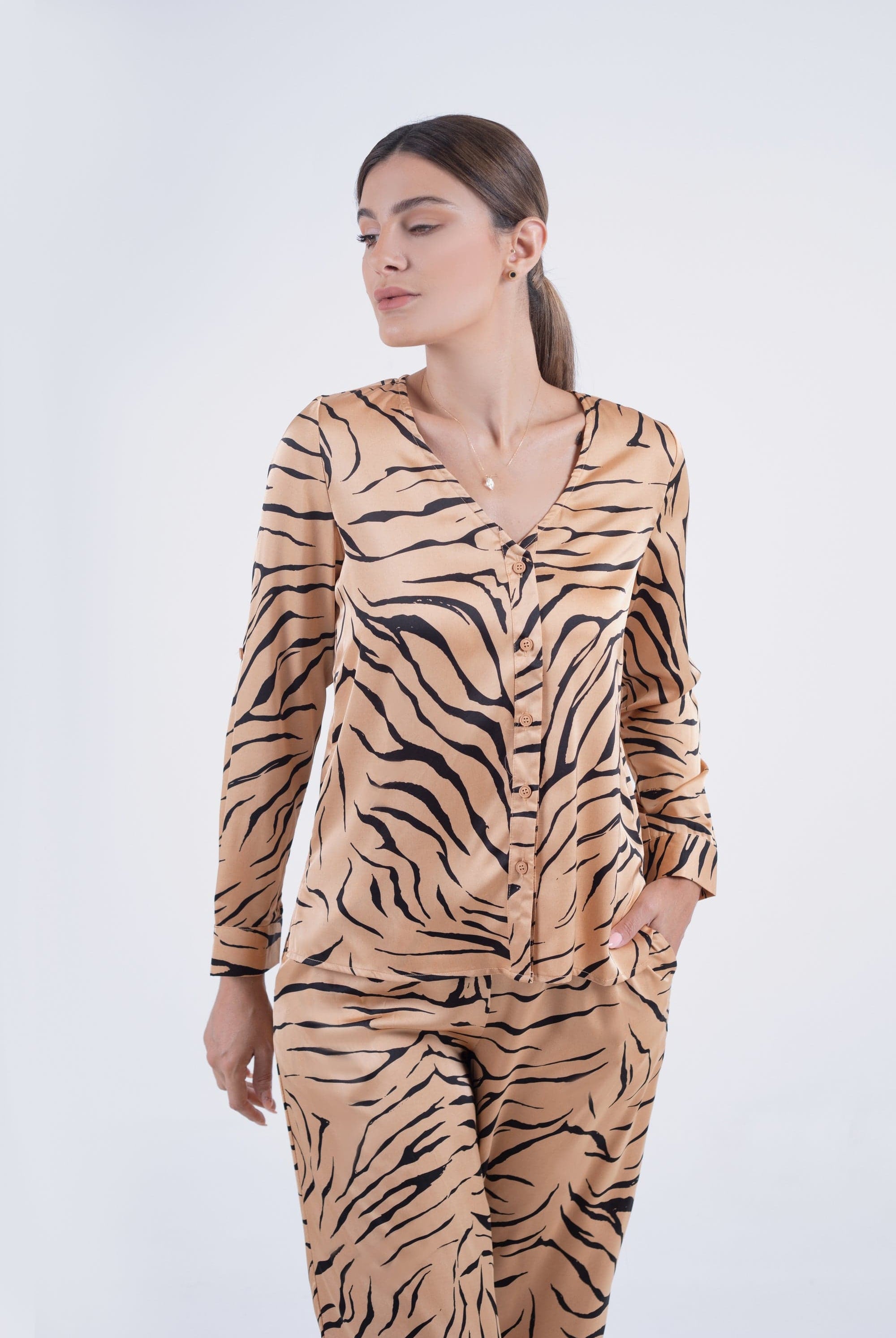 نتشي قميص نقشة زيبرا برقبة سبعة وكم طويل نسائي