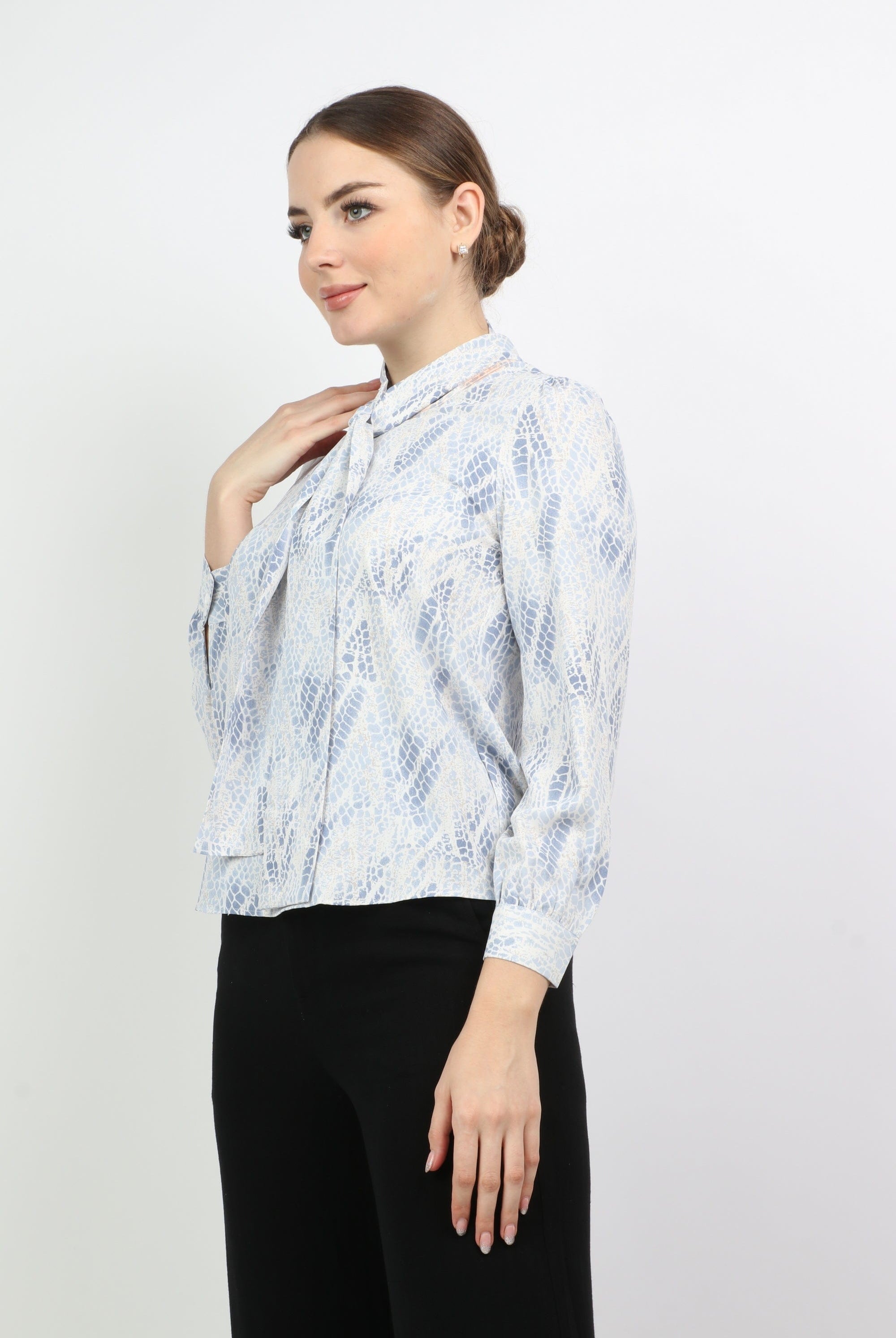 نتشي بلوزة منقوشة بربطة عنق وكم طويل نسائي