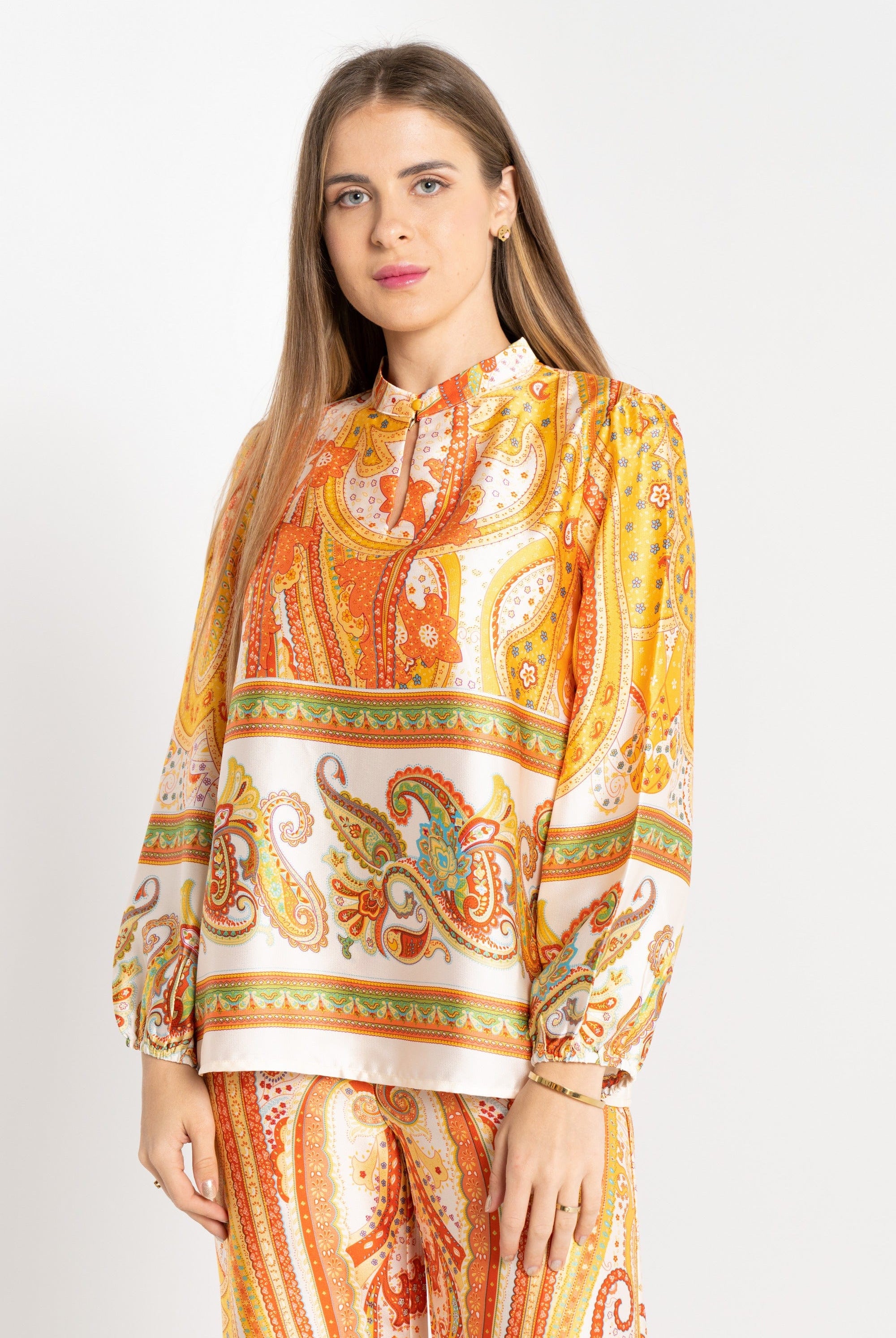 نتشي بلوزة منقوشة كم طويل بفتحة صدر صغيرة سبعة