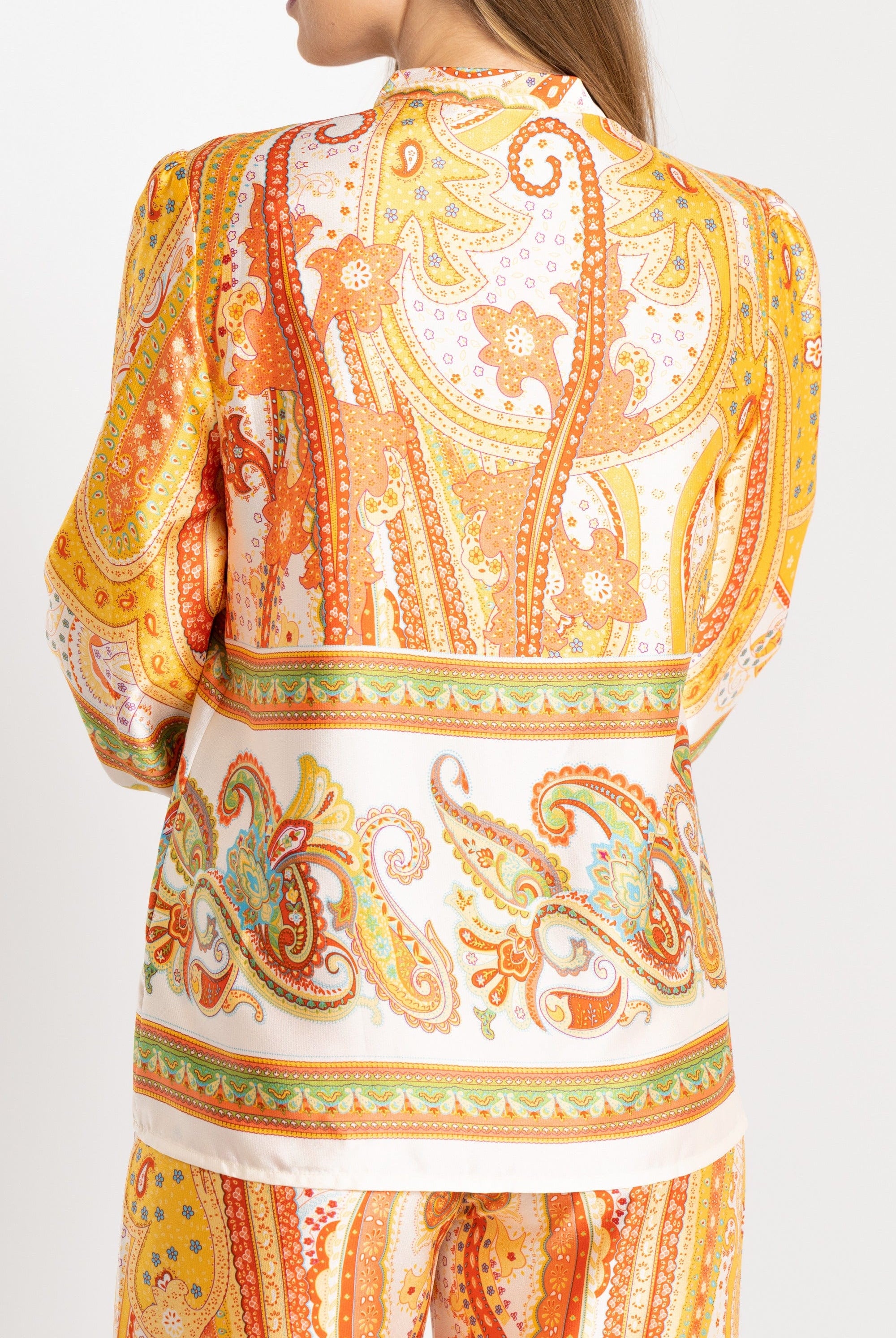 نتشي بلوزة منقوشة كم طويل بفتحة صدر صغيرة سبعة