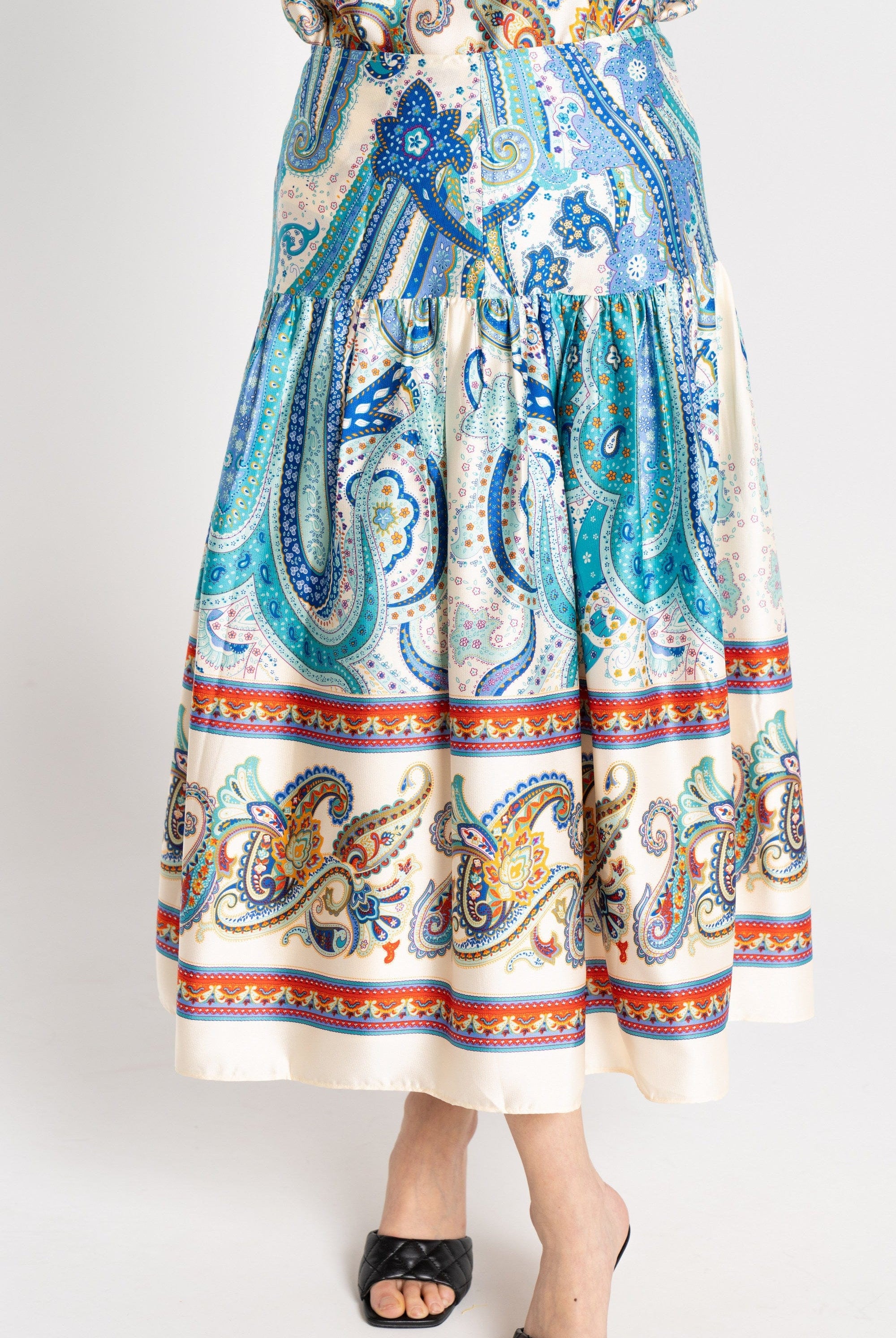 نتشي تنورة ميدي كلوش مطبوعة بألوان متعددة