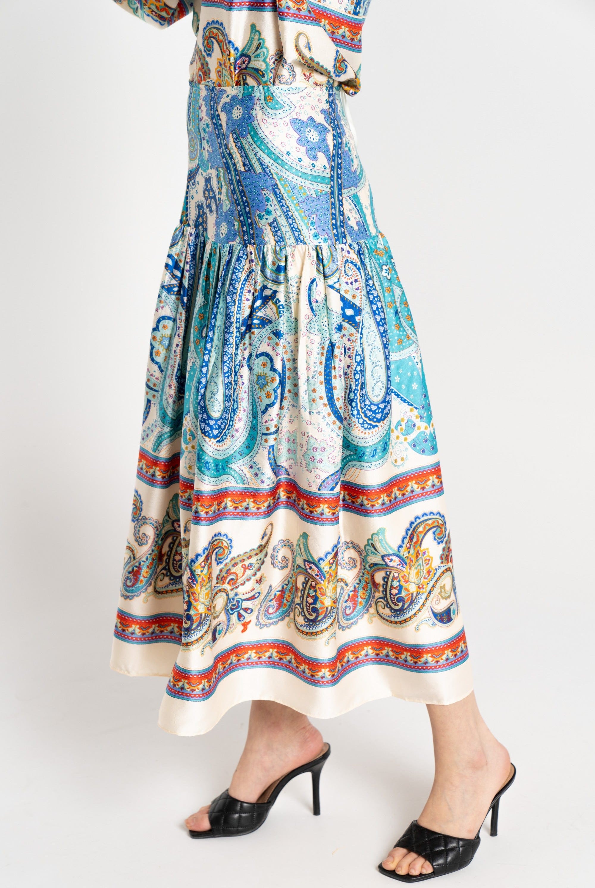 نتشي تنورة ميدي كلوش مطبوعة بألوان متعددة