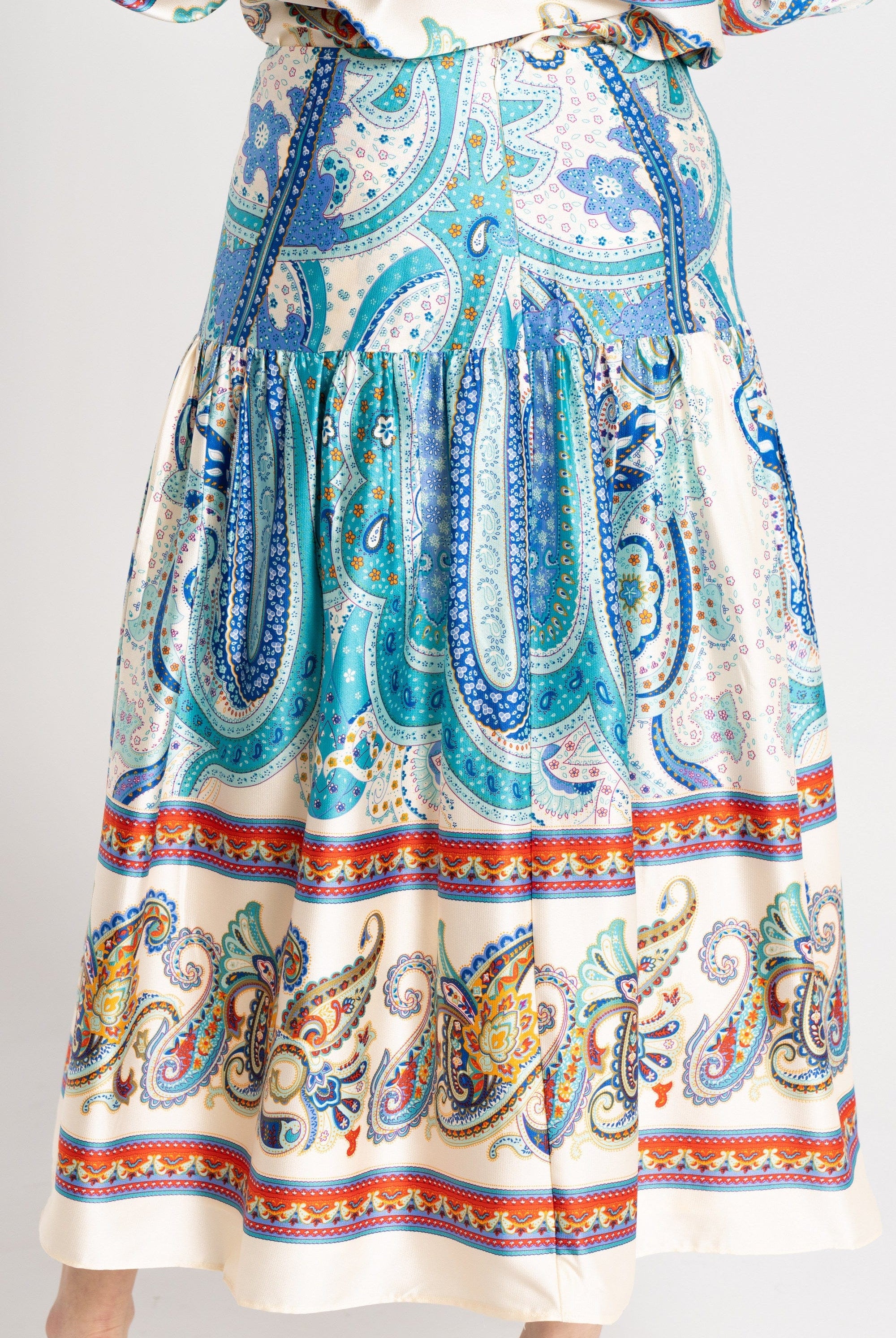 نتشي تنورة ميدي كلوش مطبوعة بألوان متعددة