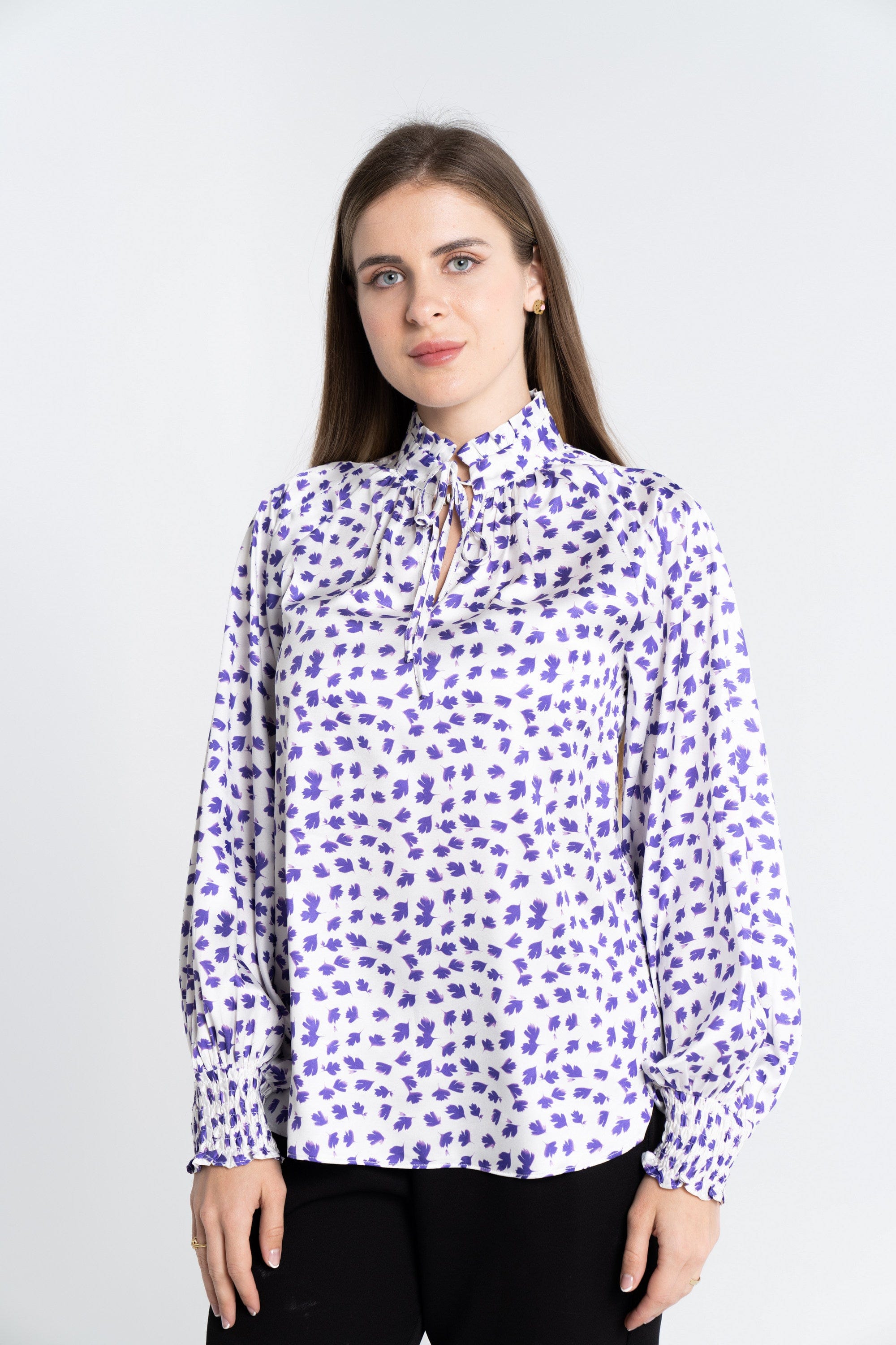 نتشي توب منقوش بفتحة صدر وياقة كم طويل نسائي