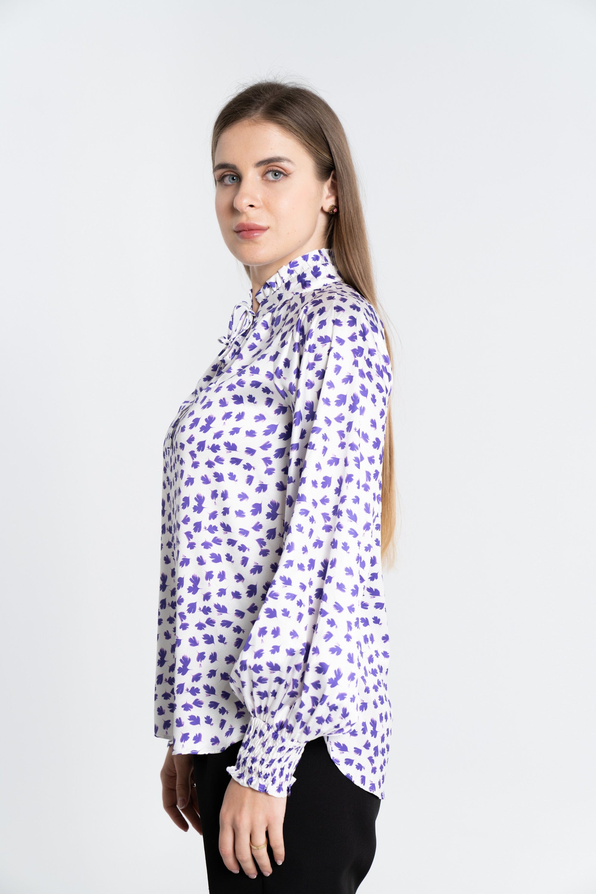 نتشي توب منقوش بفتحة صدر وياقة كم طويل نسائي