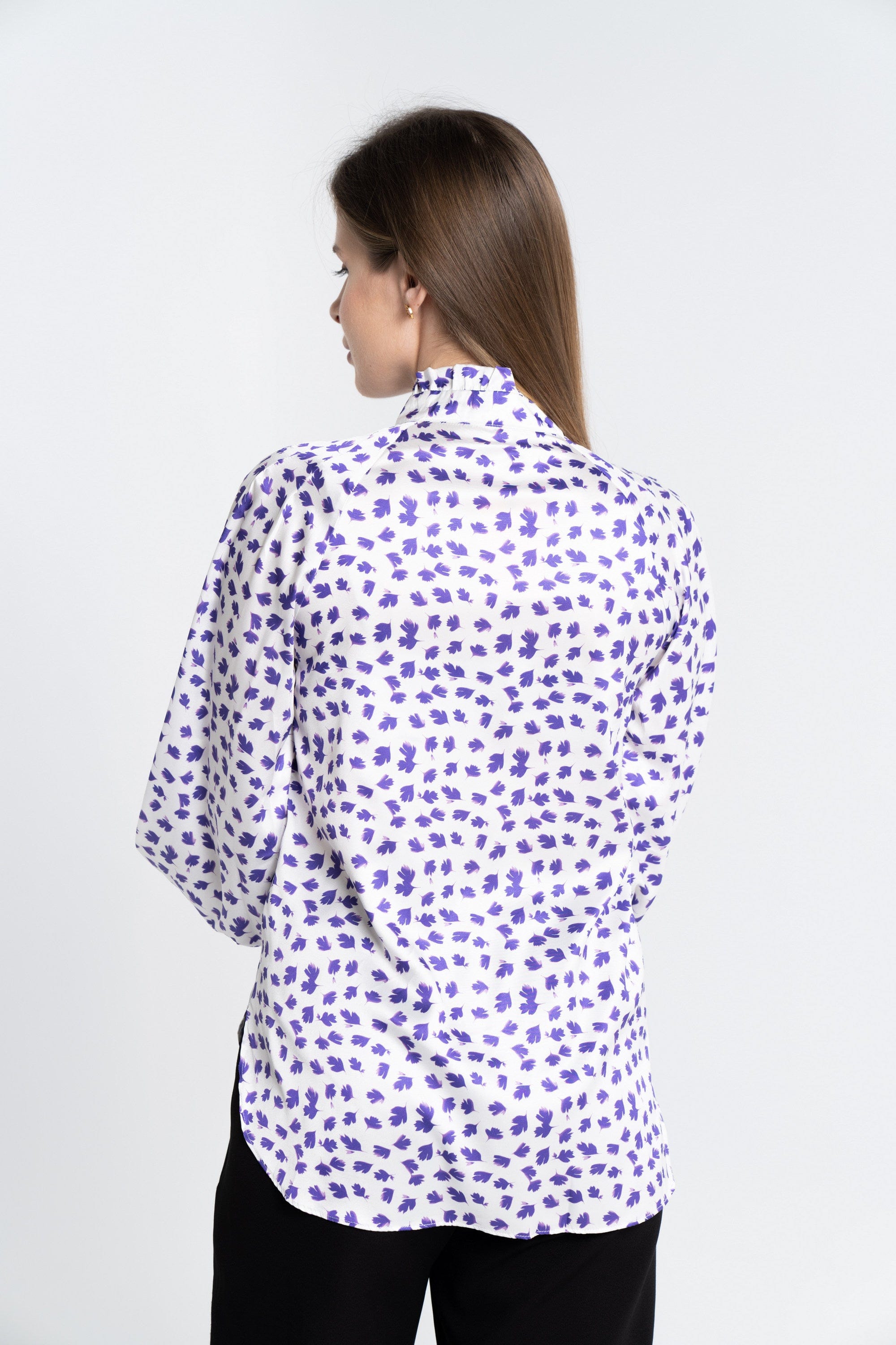 نتشي توب منقوش بفتحة صدر وياقة كم طويل نسائي