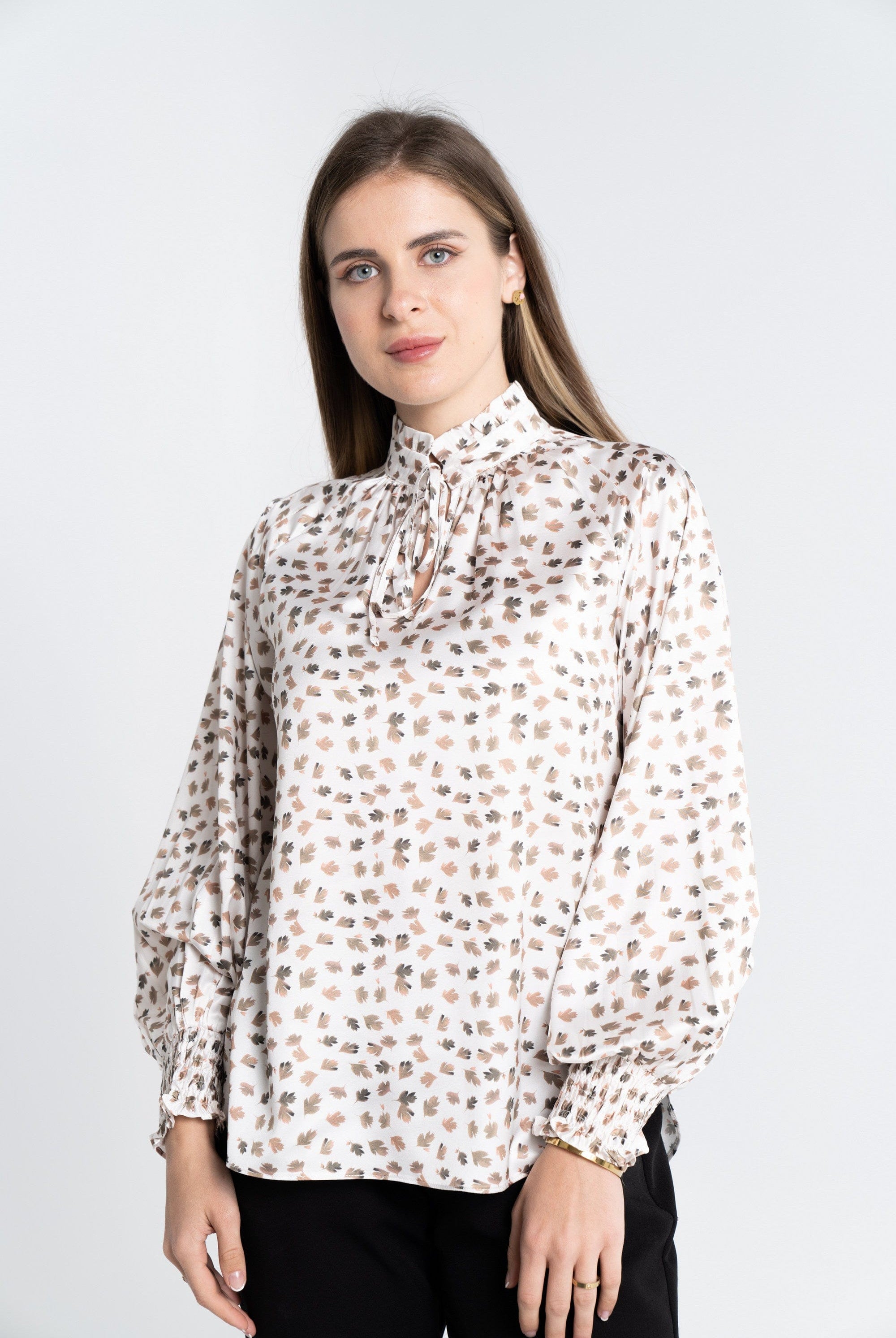 نتشي توب منقوش بفتحة صدر وياقة كم طويل نسائي