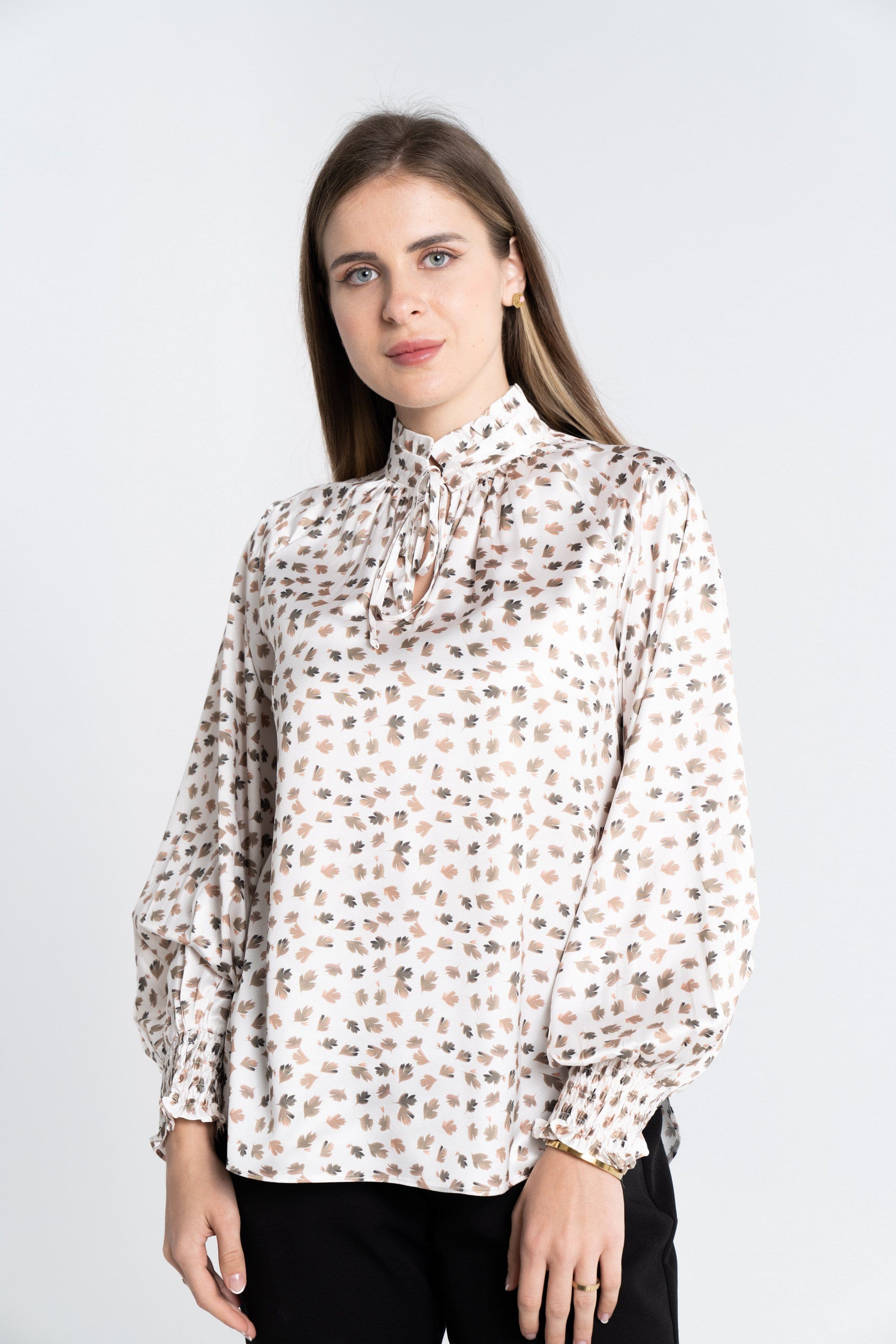 نتشي توب منقوش بفتحة صدر وياقة كم طويل نسائي