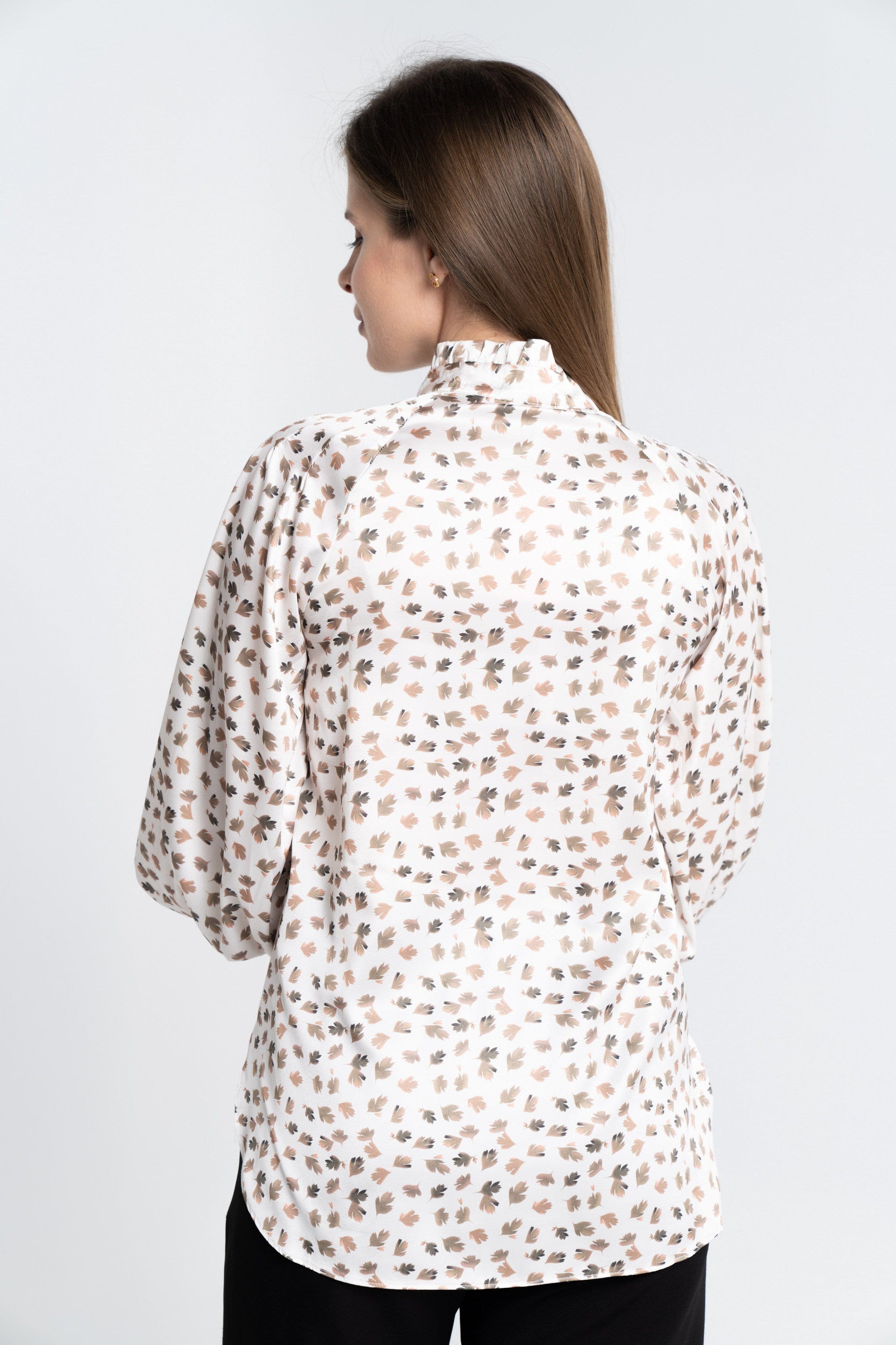 نتشي توب منقوش بفتحة صدر وياقة كم طويل نسائي