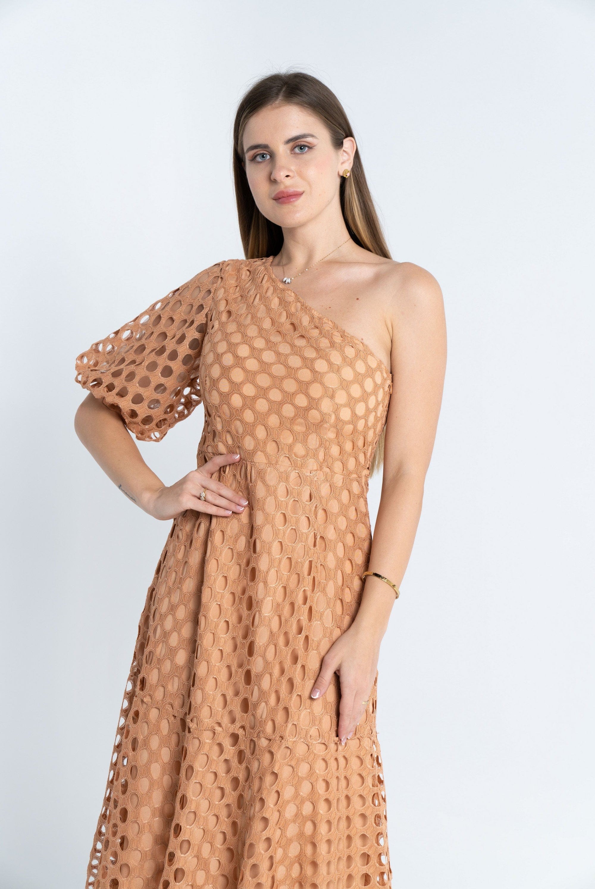 نتشي فستان ميدي مخرم مبطن كتف وكتف نسائي