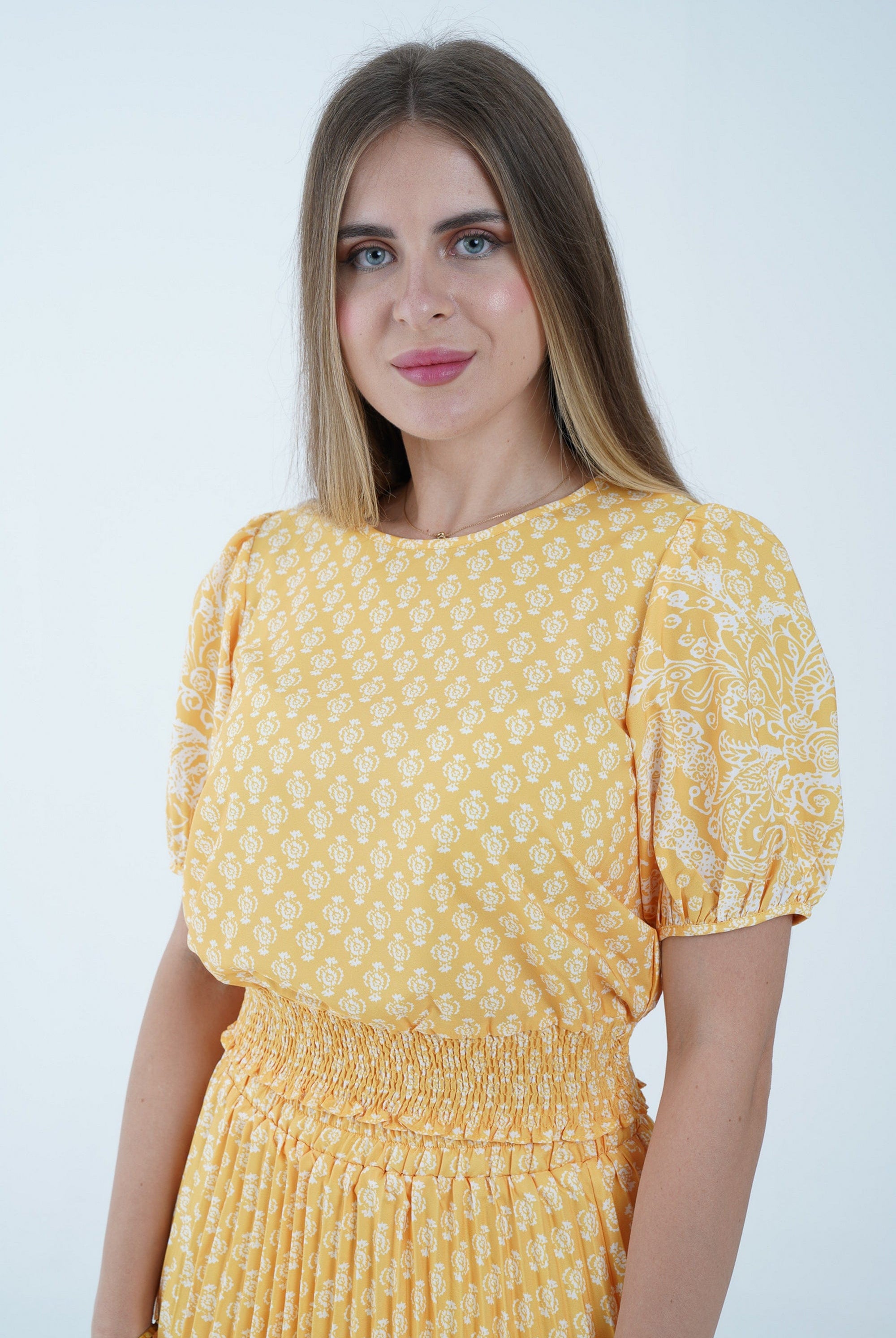 نتشي بلوزة بأكمام قصيرة منقوشة بخصر مطاطي