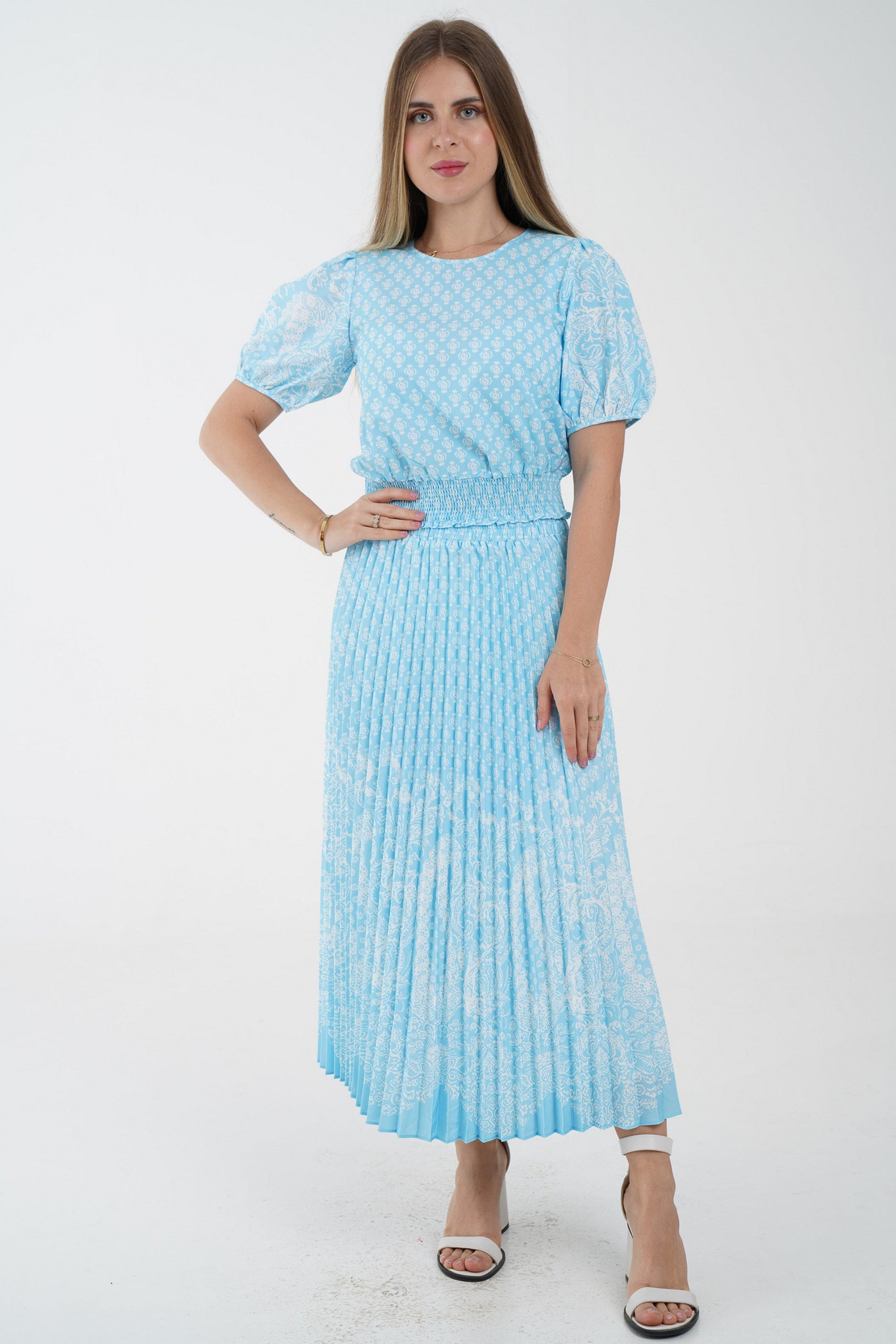 نتشي بلوزة بأكمام قصيرة منقوشة بخصر مطاطي