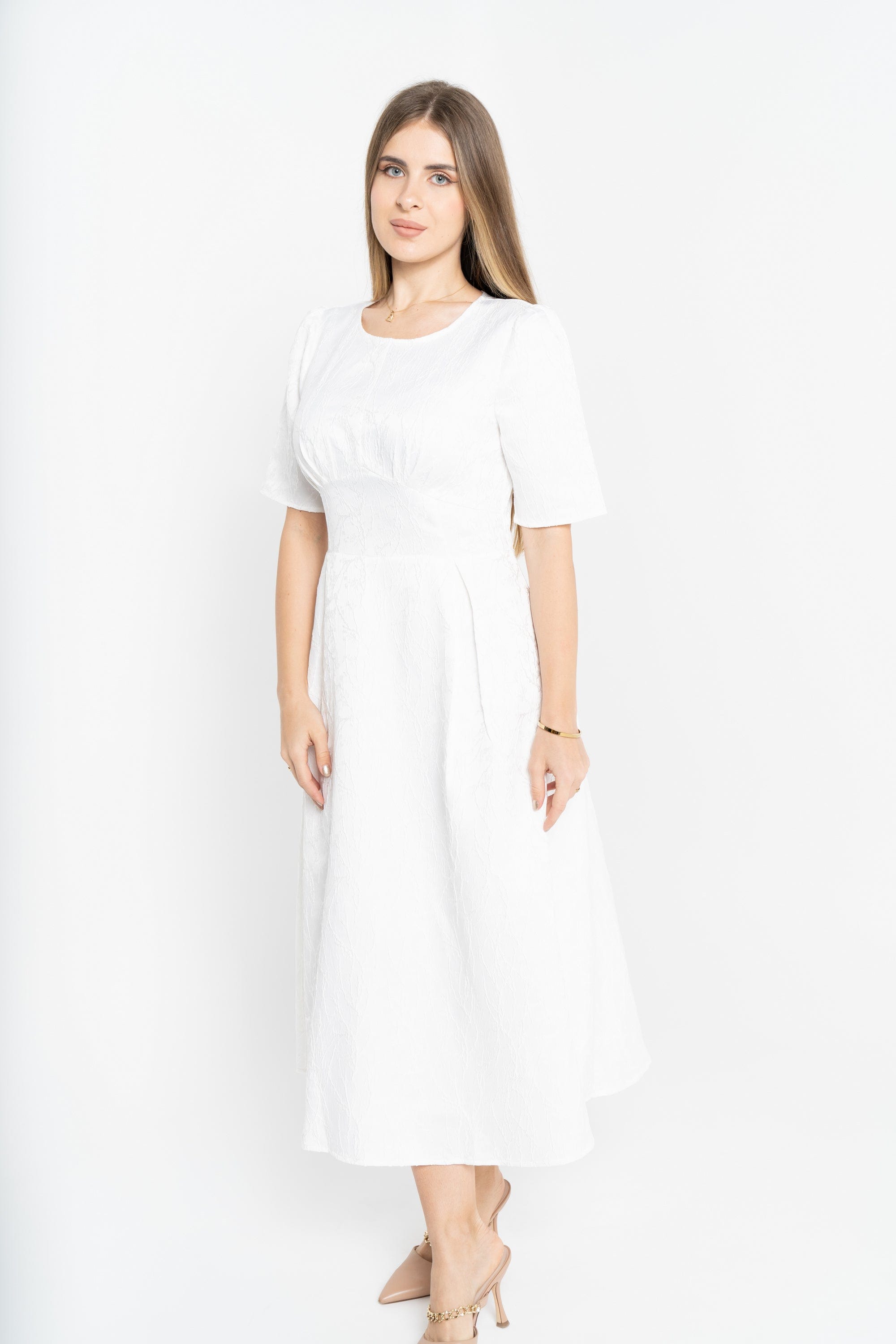 نتشي فستان ميدي أكمام قصير بياقة دائرية مزموم من الخصر