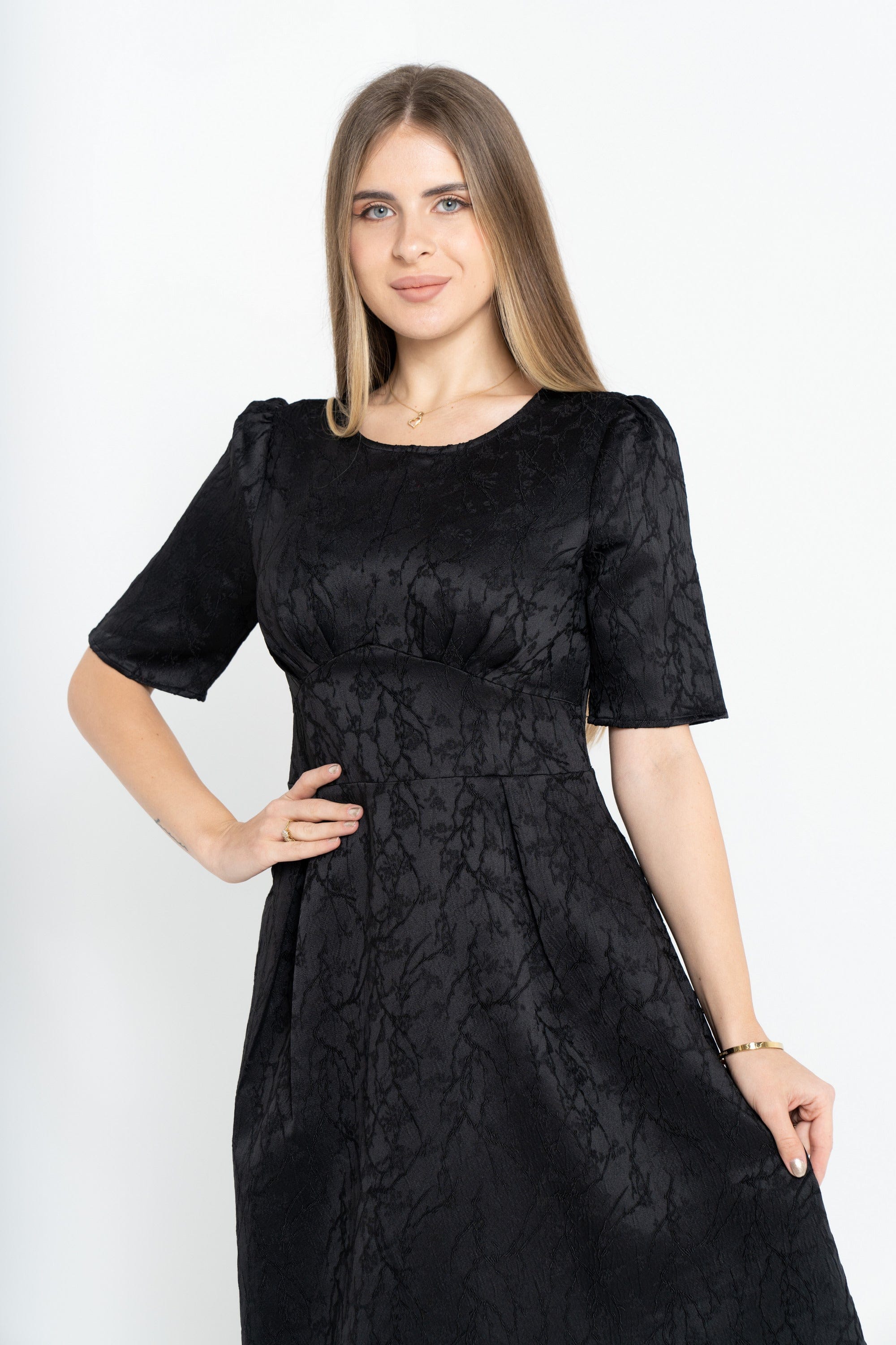 نتشي فستان ميدي أكمام قصير بياقة دائرية مزموم من الخصر