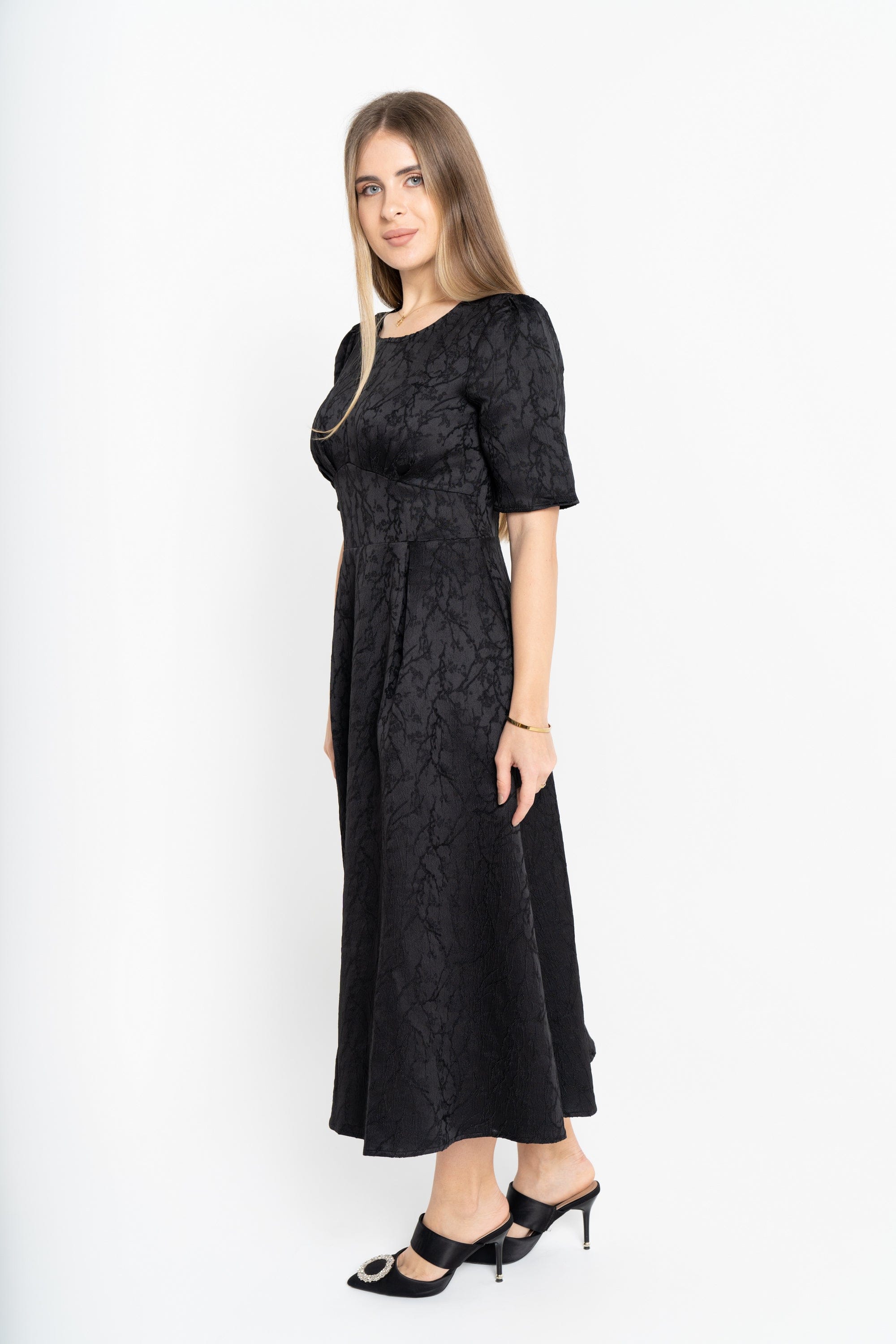 نتشي فستان ميدي أكمام قصير بياقة دائرية مزموم من الخصر