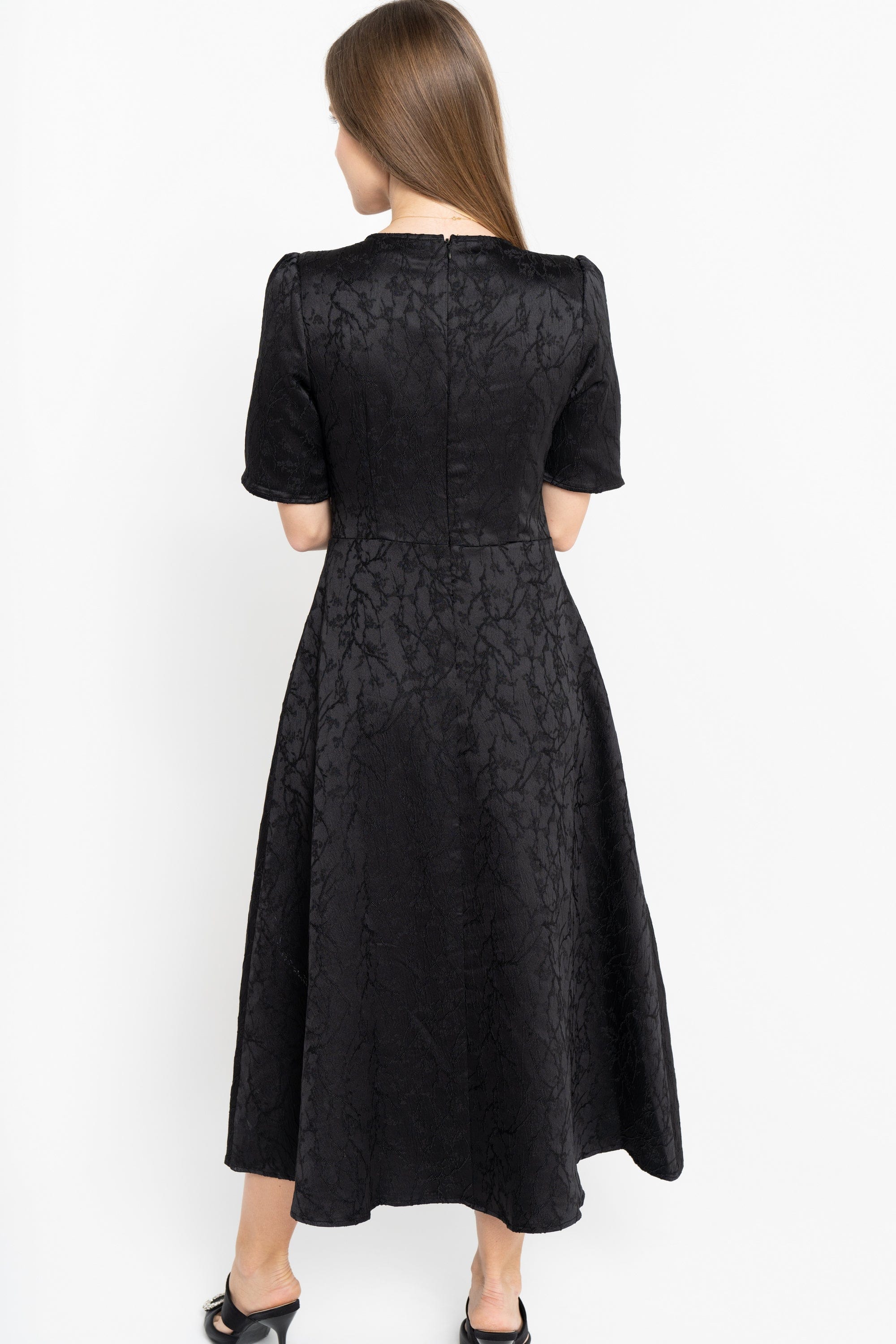 نتشي فستان ميدي أكمام قصير بياقة دائرية مزموم من الخصر