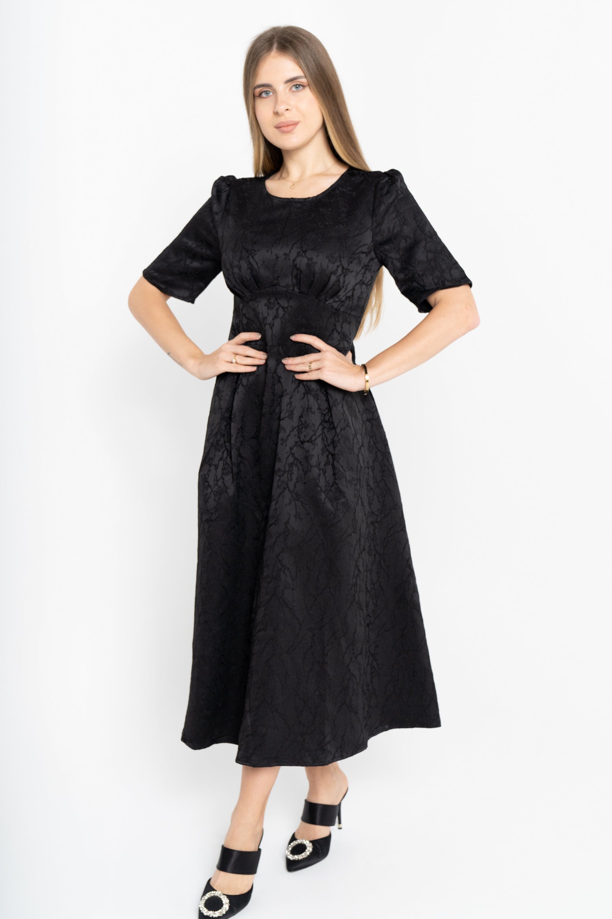 نتشي فستان ميدي أكمام قصير بياقة دائرية مزموم من الخصر