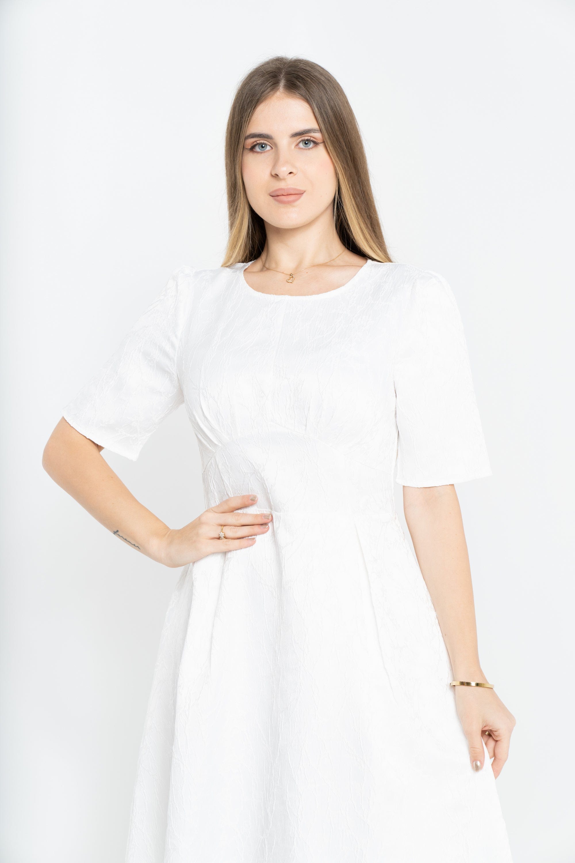 نتشي فستان ميدي أكمام قصير بياقة دائرية مزموم من الخصر