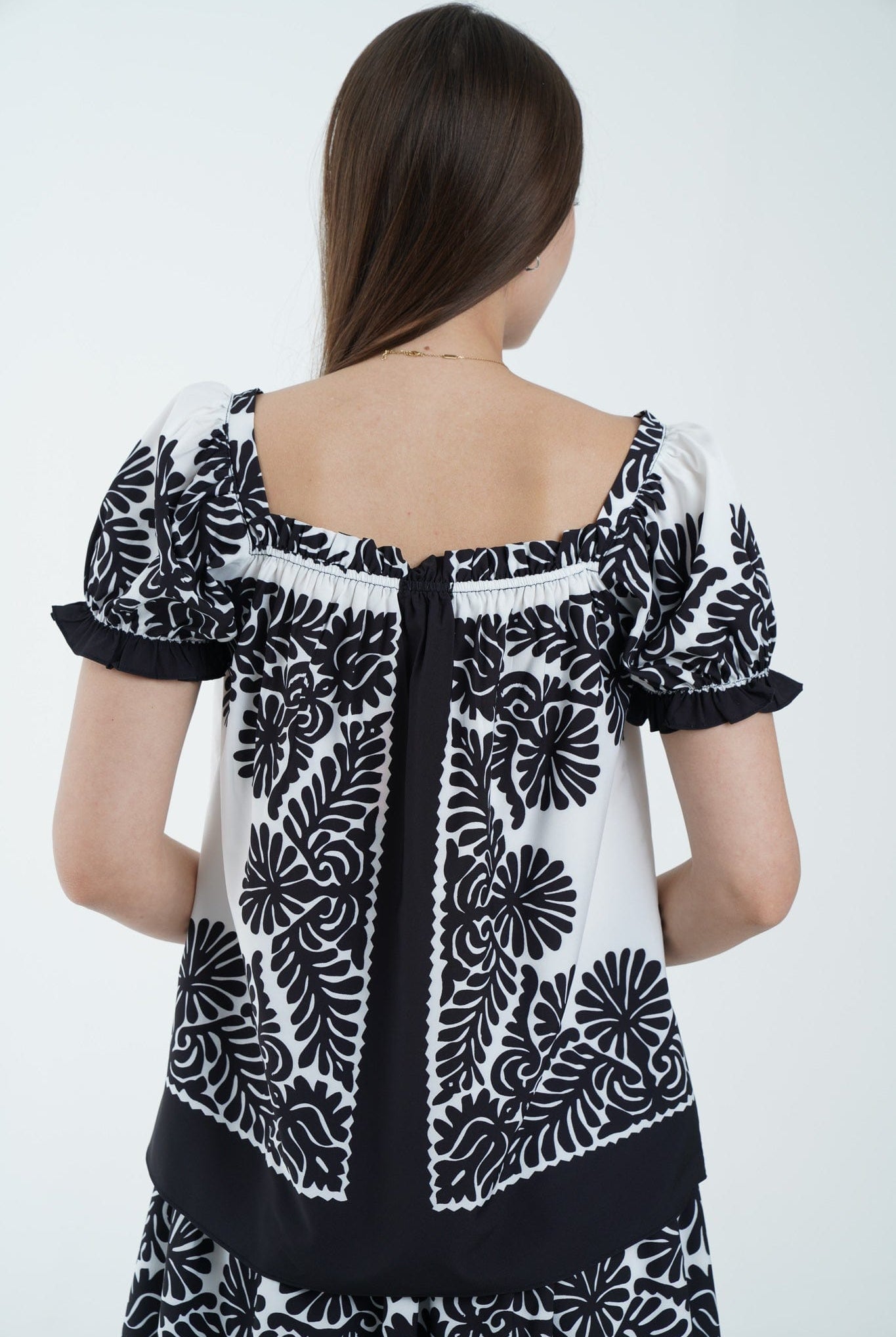 نتشي بلوزة بأكمام قصيرة مشجرة بصدر مطاطي