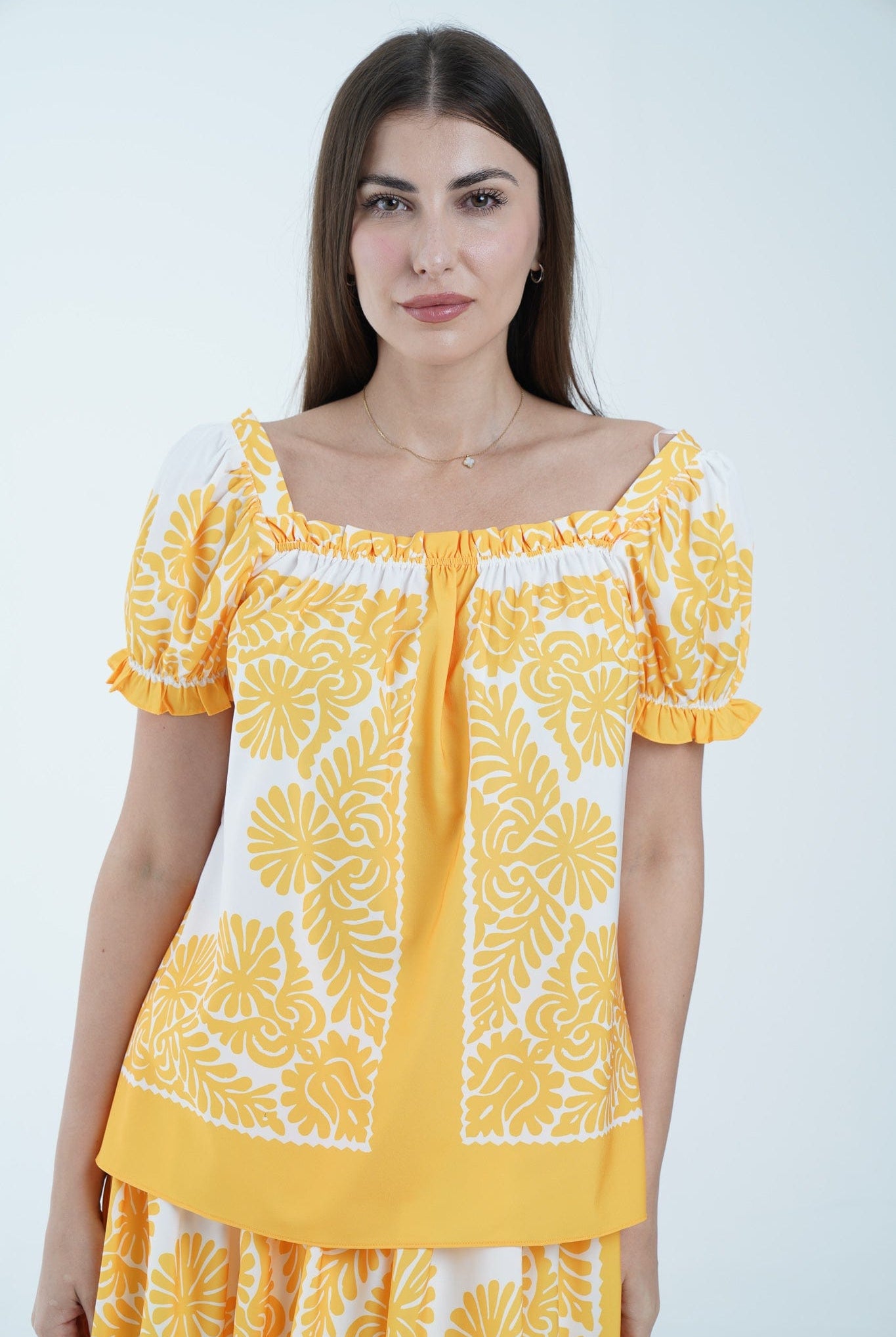 نتشي بلوزة بأكمام قصيرة مشجرة بصدر مطاطي