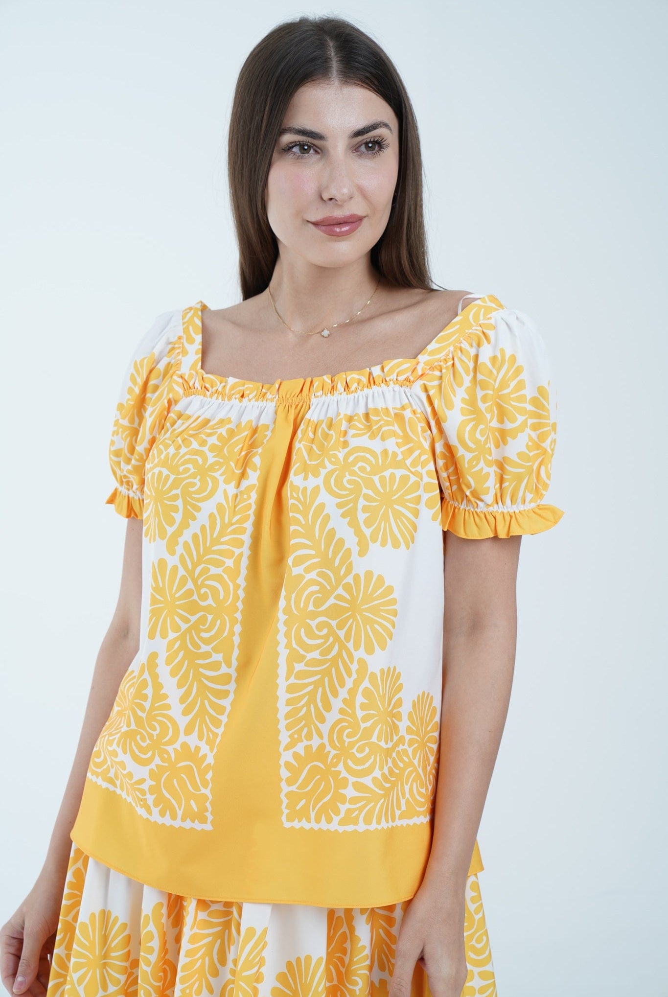 نتشي بلوزة بأكمام قصيرة مشجرة بصدر مطاطي