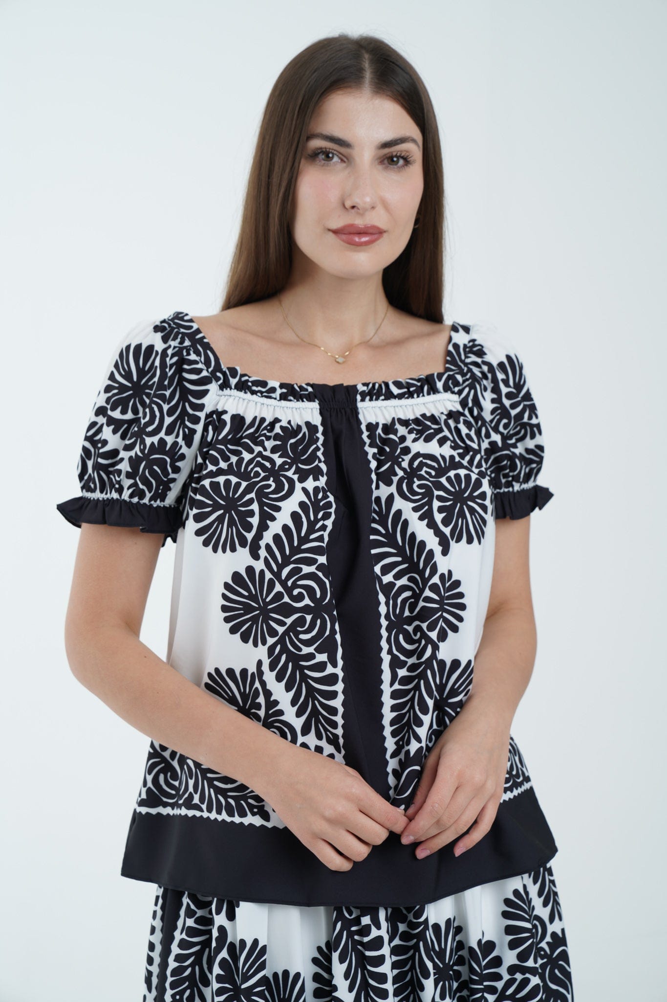 نتشي بلوزة بأكمام قصيرة مشجرة بصدر مطاطي