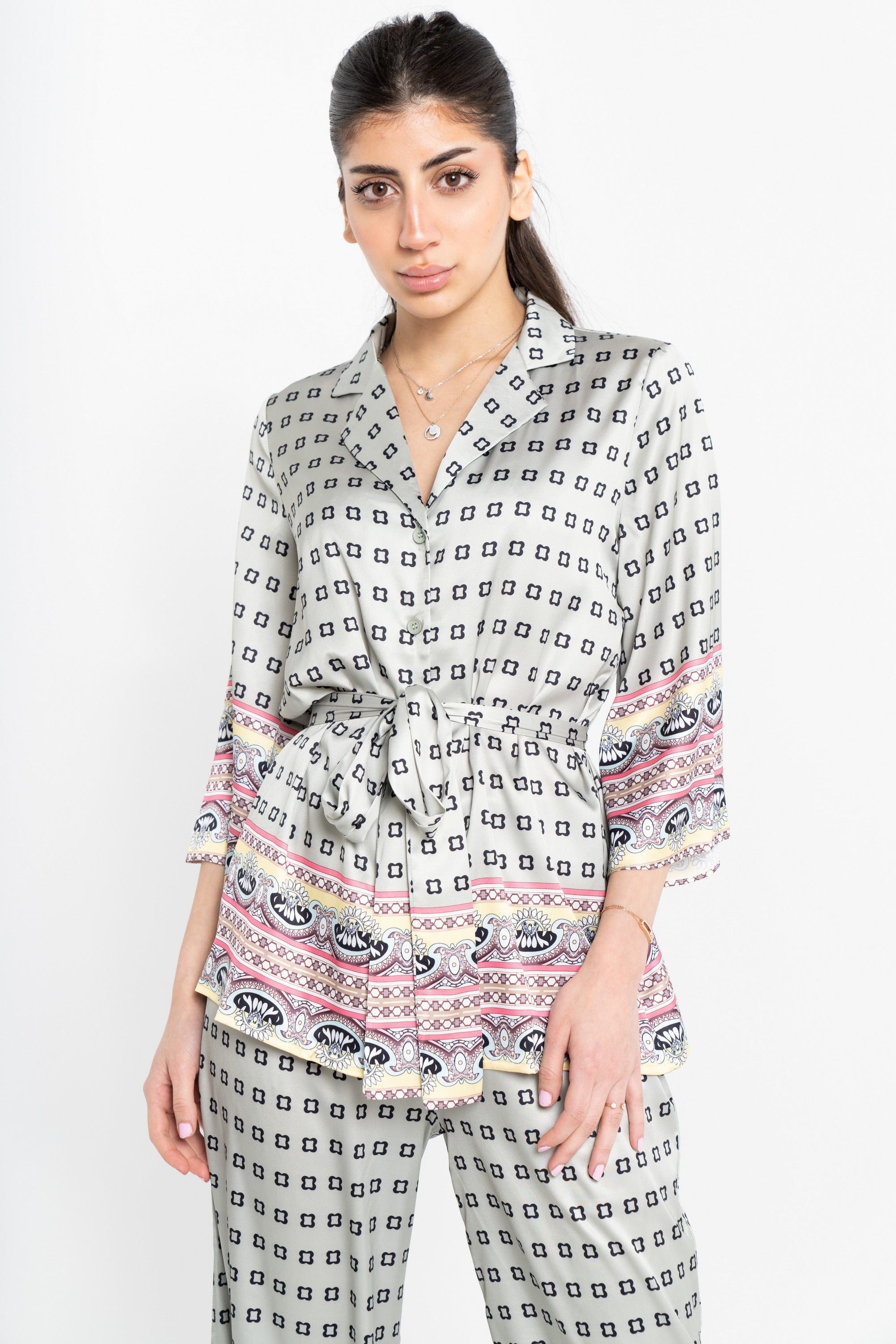 نتشي تيشيرت منقوش بأزرار أمامية ورباط على الخصر 3/4 كم