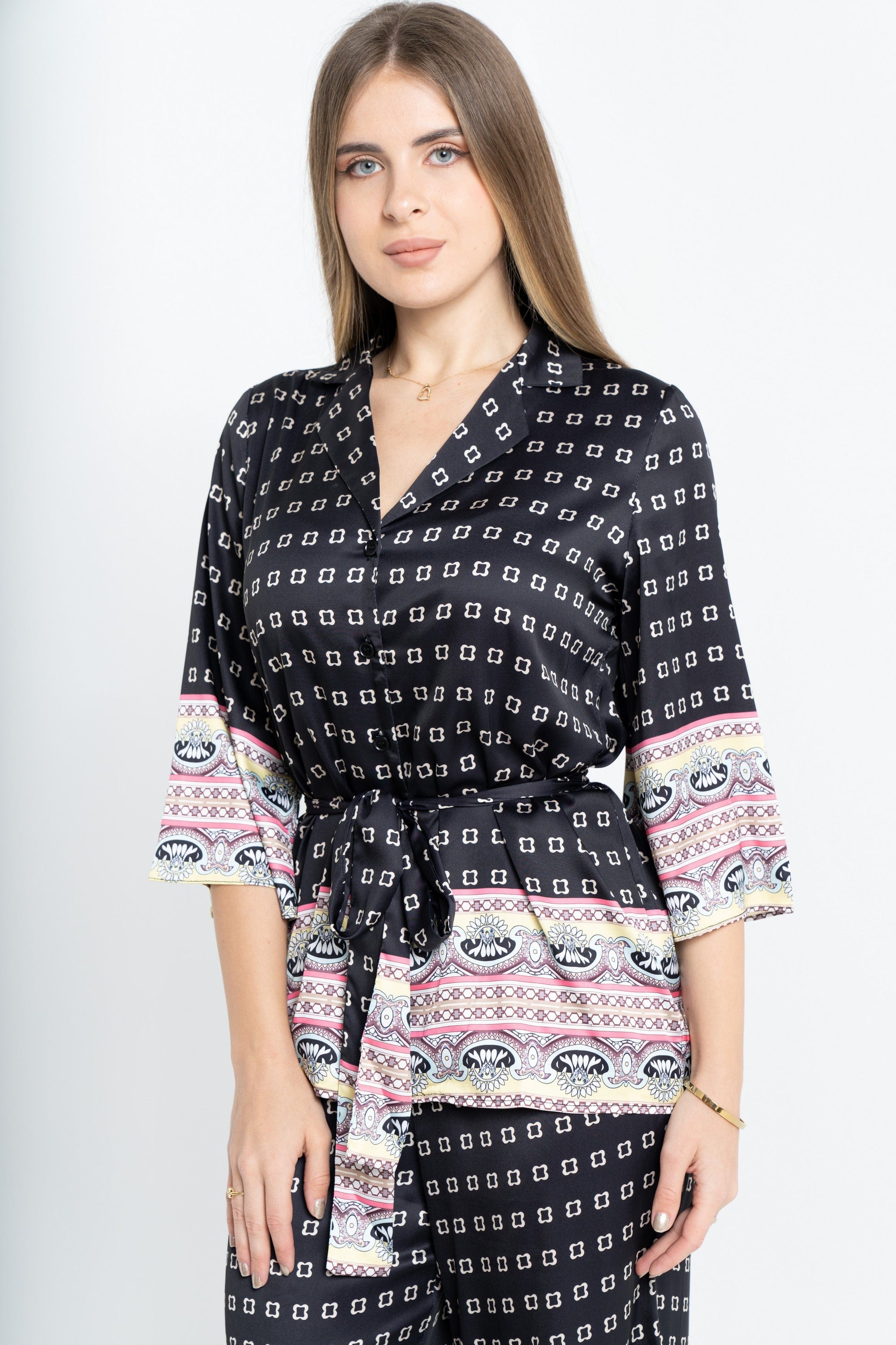 نتشي تيشيرت منقوش بأزرار أمامية ورباط على الخصر 3/4 كم