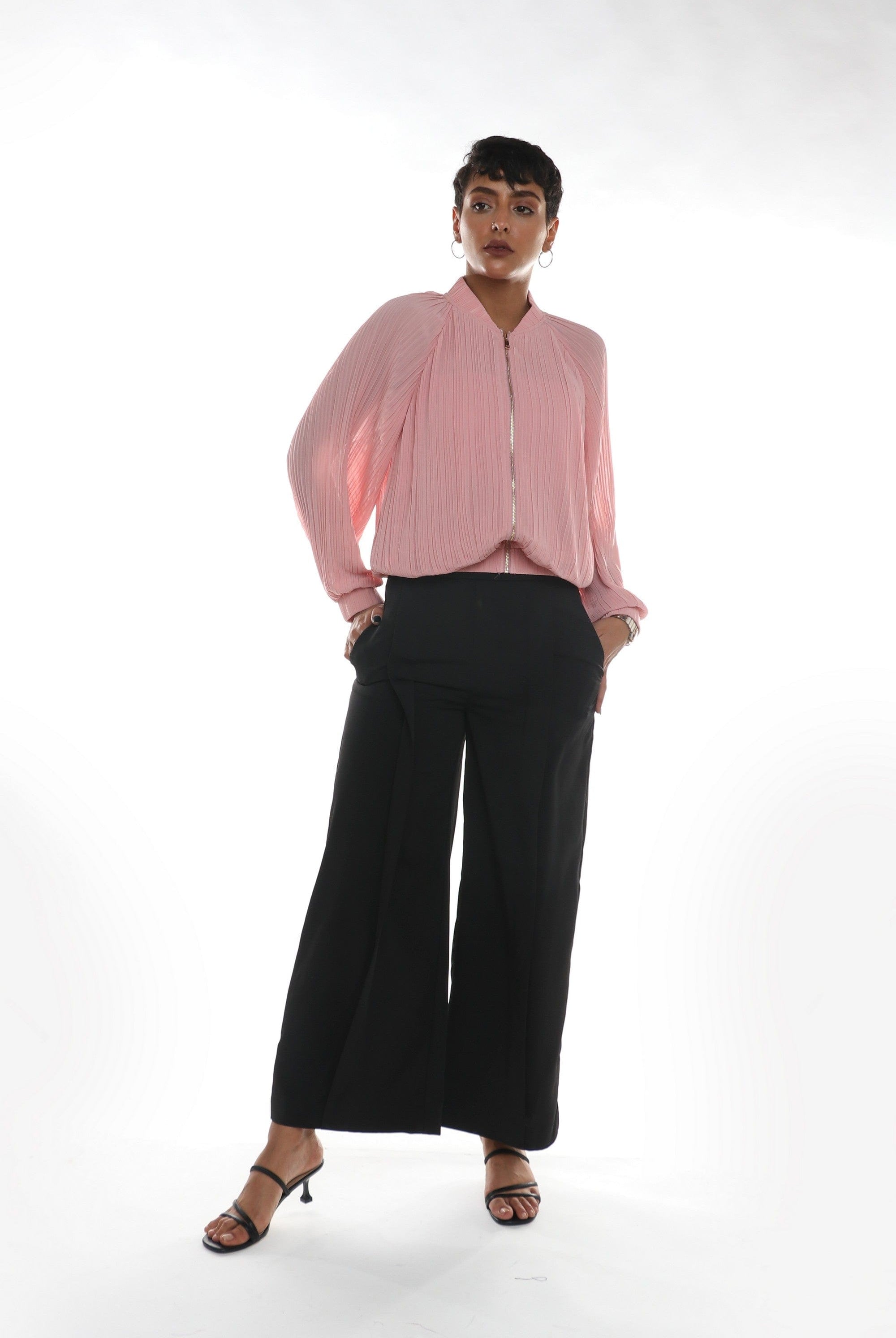 نتشي سترة سادة بكسرات بسحاب بأكمام طويلة