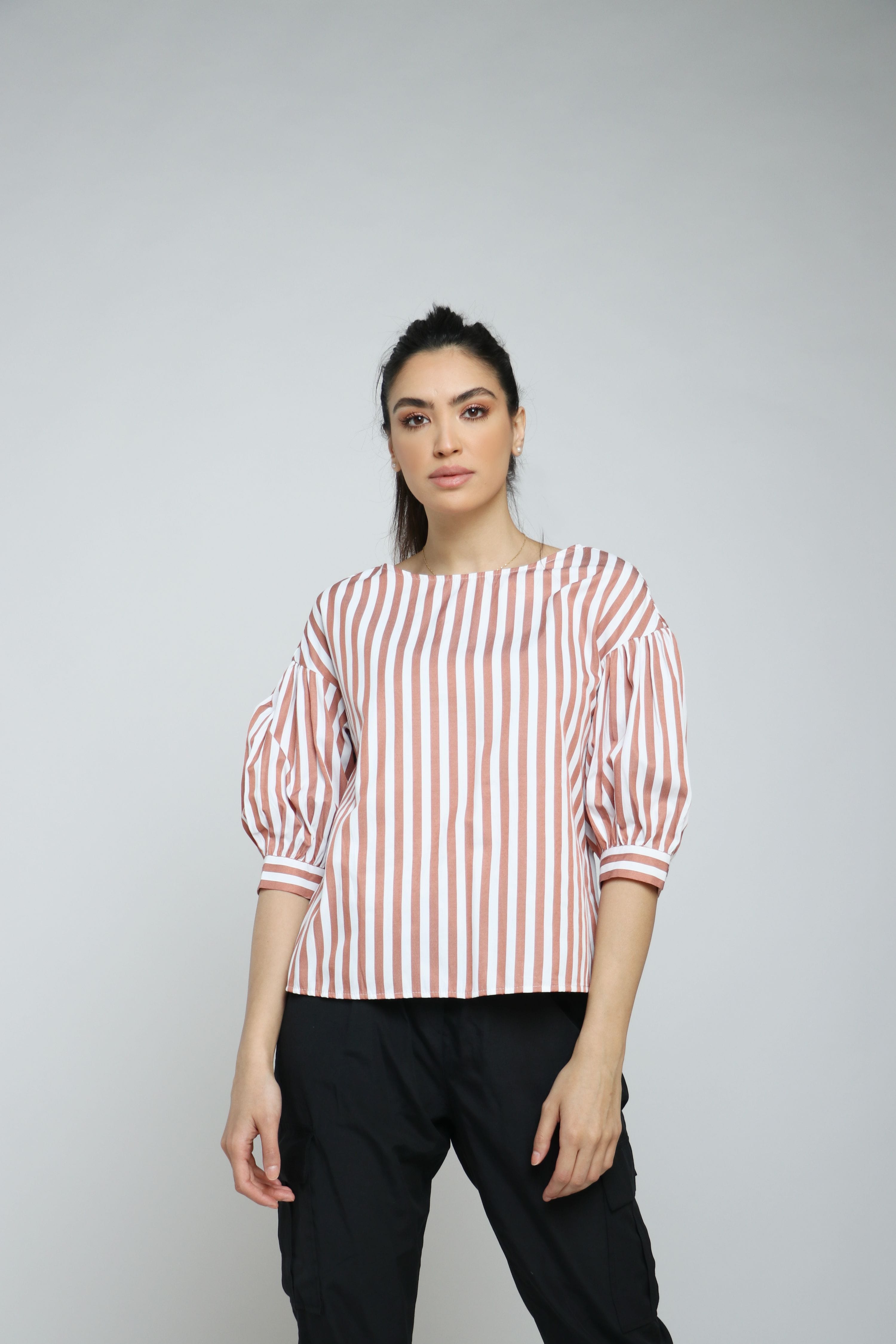 نتشي قميص مخطط نسائي بأكمام منفوخة