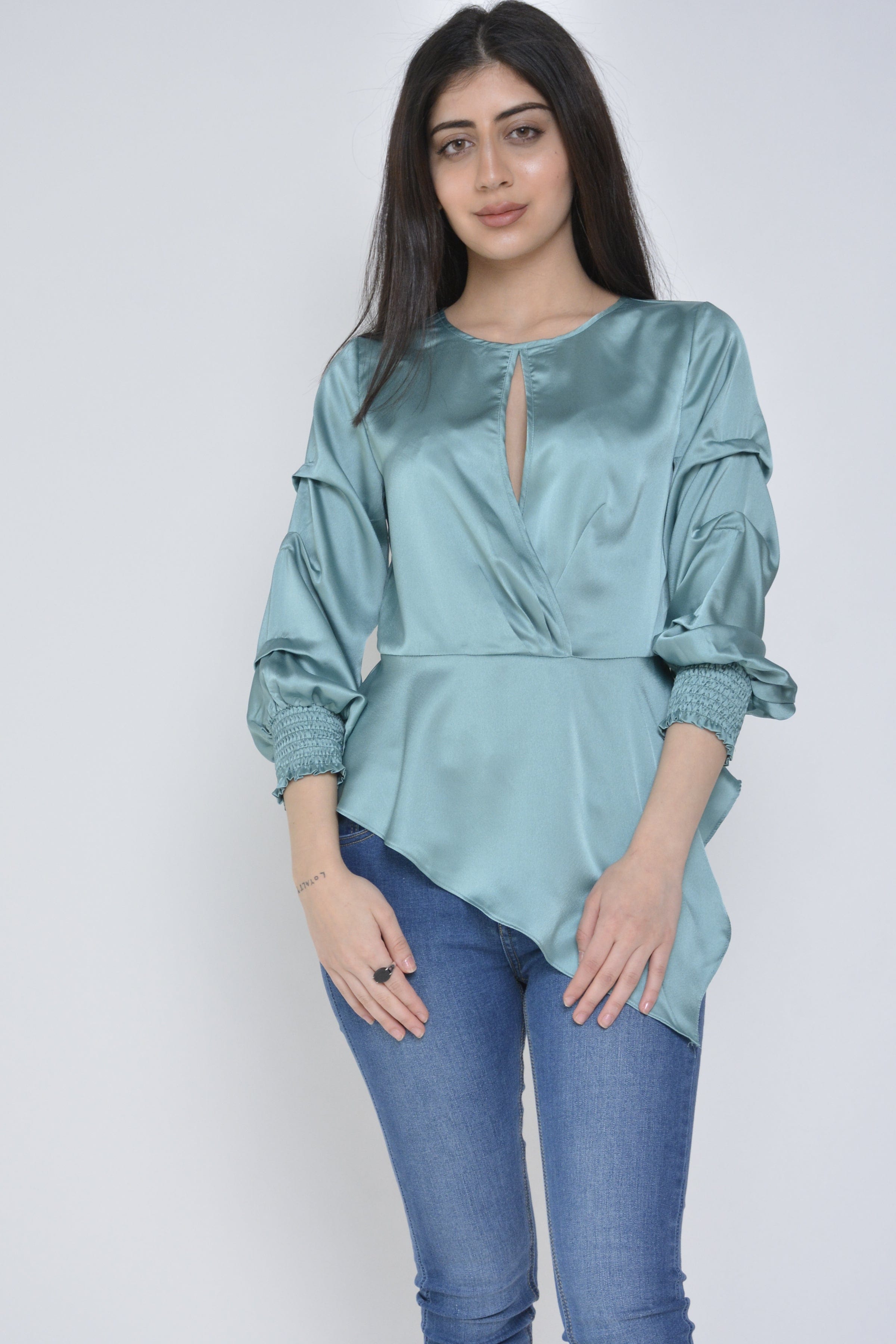 نتشي بلوزة ستان كلاسك فتحة من الصدر مثلث من أسفل كم طويل وأسورة نسائي