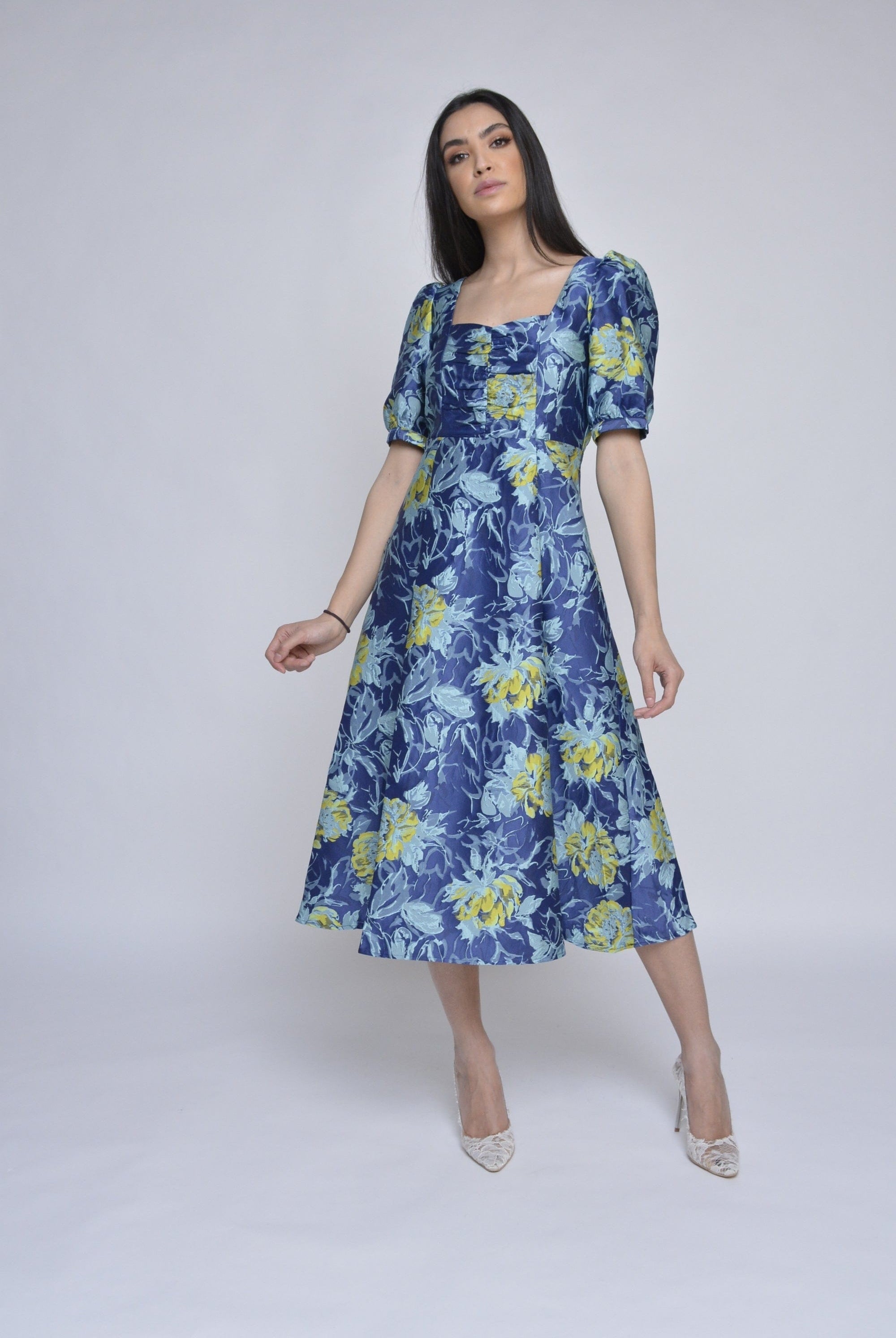 نتشي فستان سهره بفتحة رقبة مربعة بأكمام مكشكشة