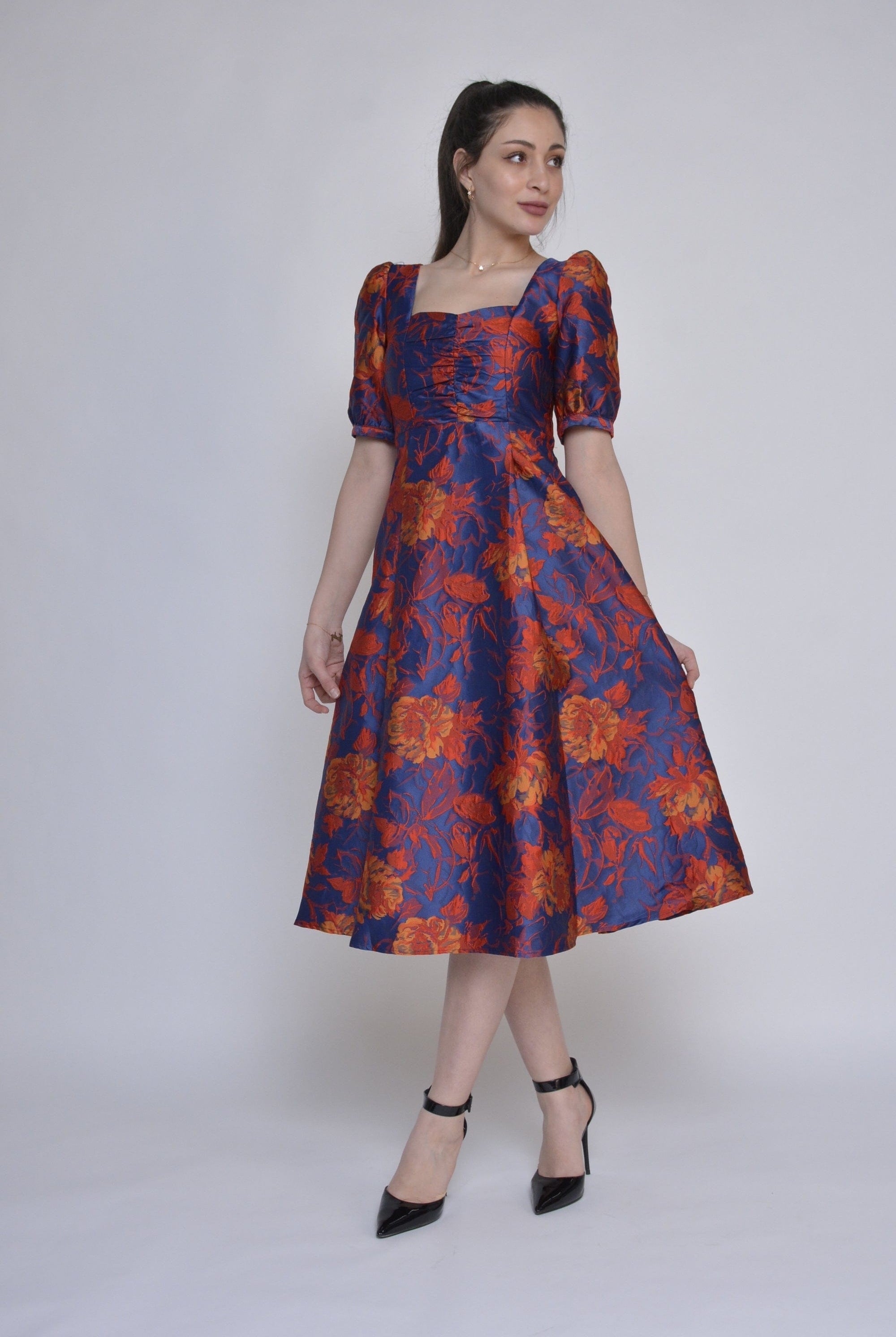 نتشي فستان سهره بفتحة رقبة مربعة بأكمام مكشكشة