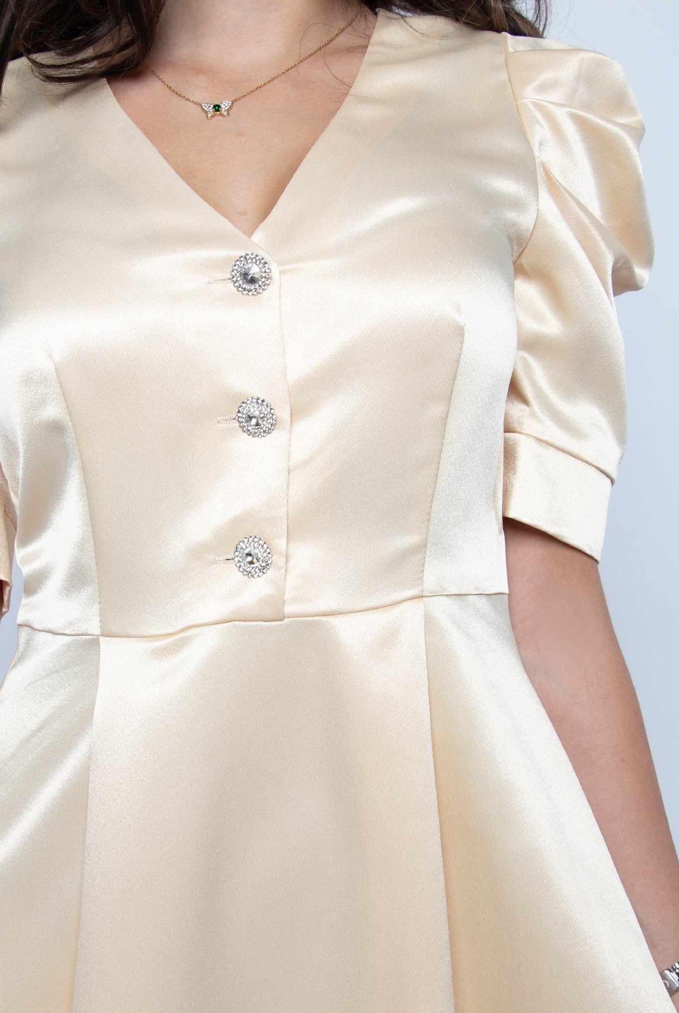 نتشي فستان ميدي قصير الأكمام لميع بأزرار أمامية