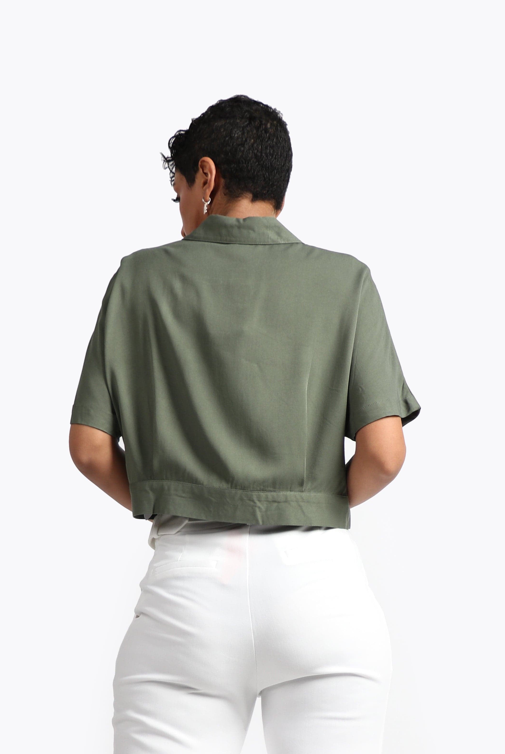 نتشي بلوزة فسكوز قصيرة نص كم واسع بياقة بأزرار أمامية