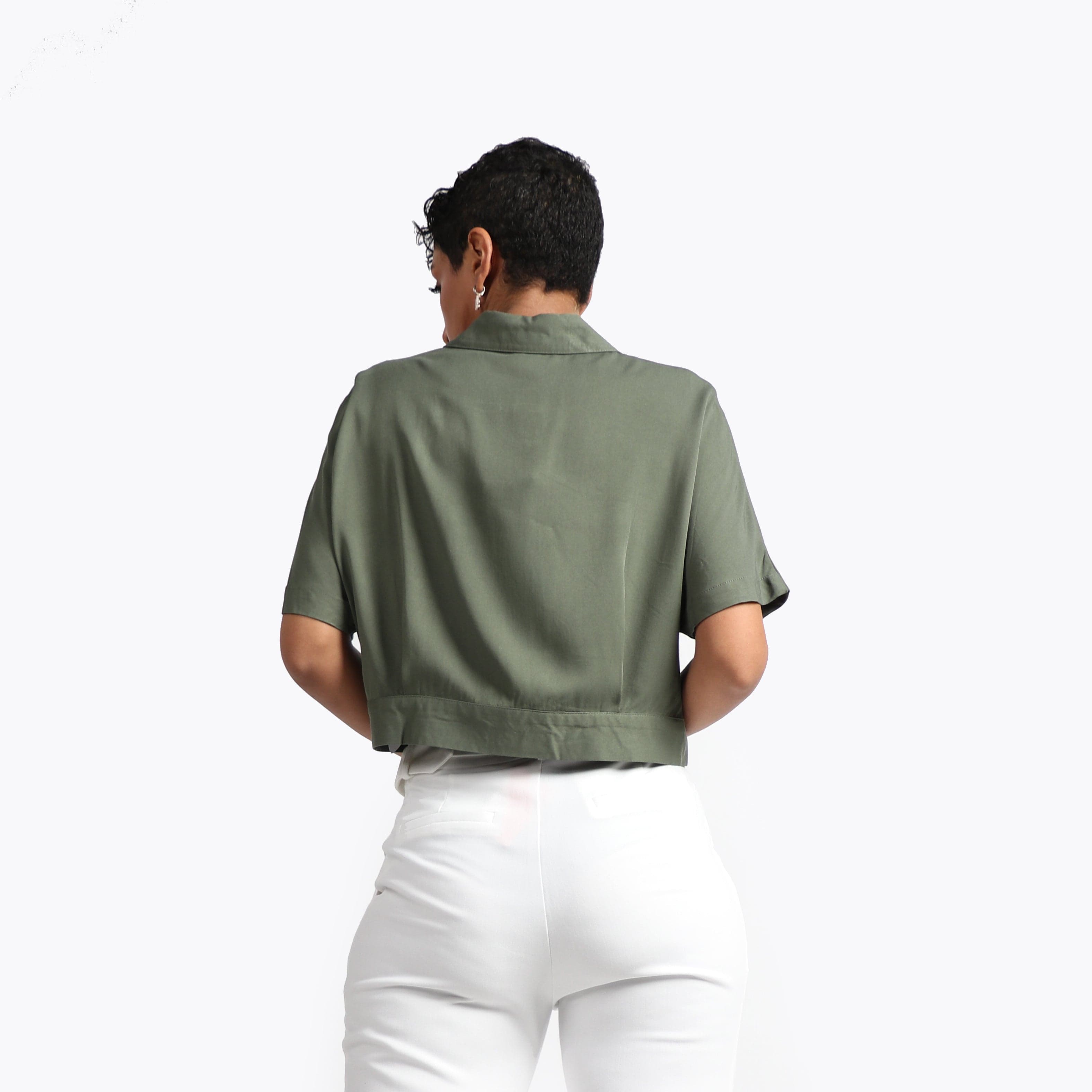 نتشي بلوزة فسكوز قصيرة نص كم واسع بياقة بأزرار أمامية