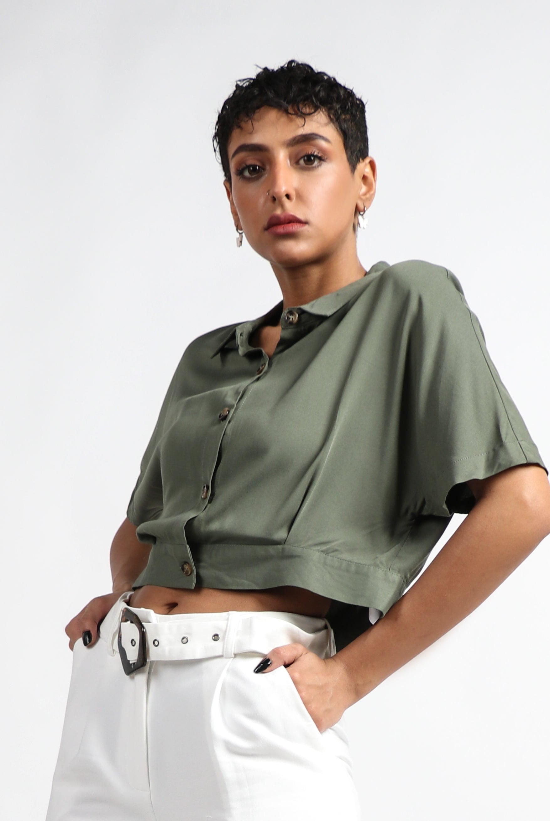 نتشي بلوزة فسكوز قصيرة نص كم واسع بياقة بأزرار أمامية