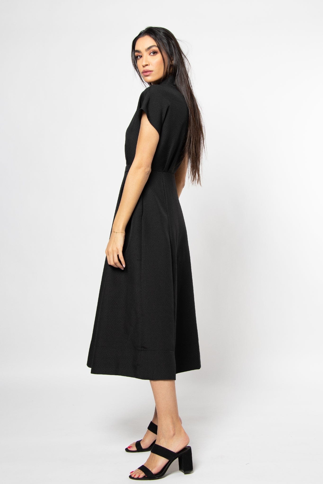 نتشي فستان ميدي بكم قصير وياقة دائرية