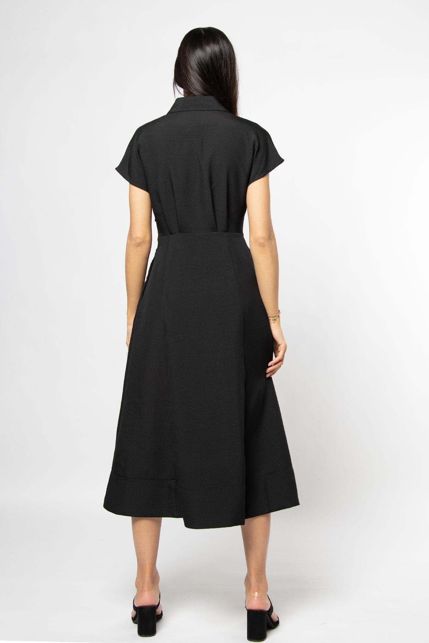 نتشي فستان ميدي بكم قصير وياقة دائرية